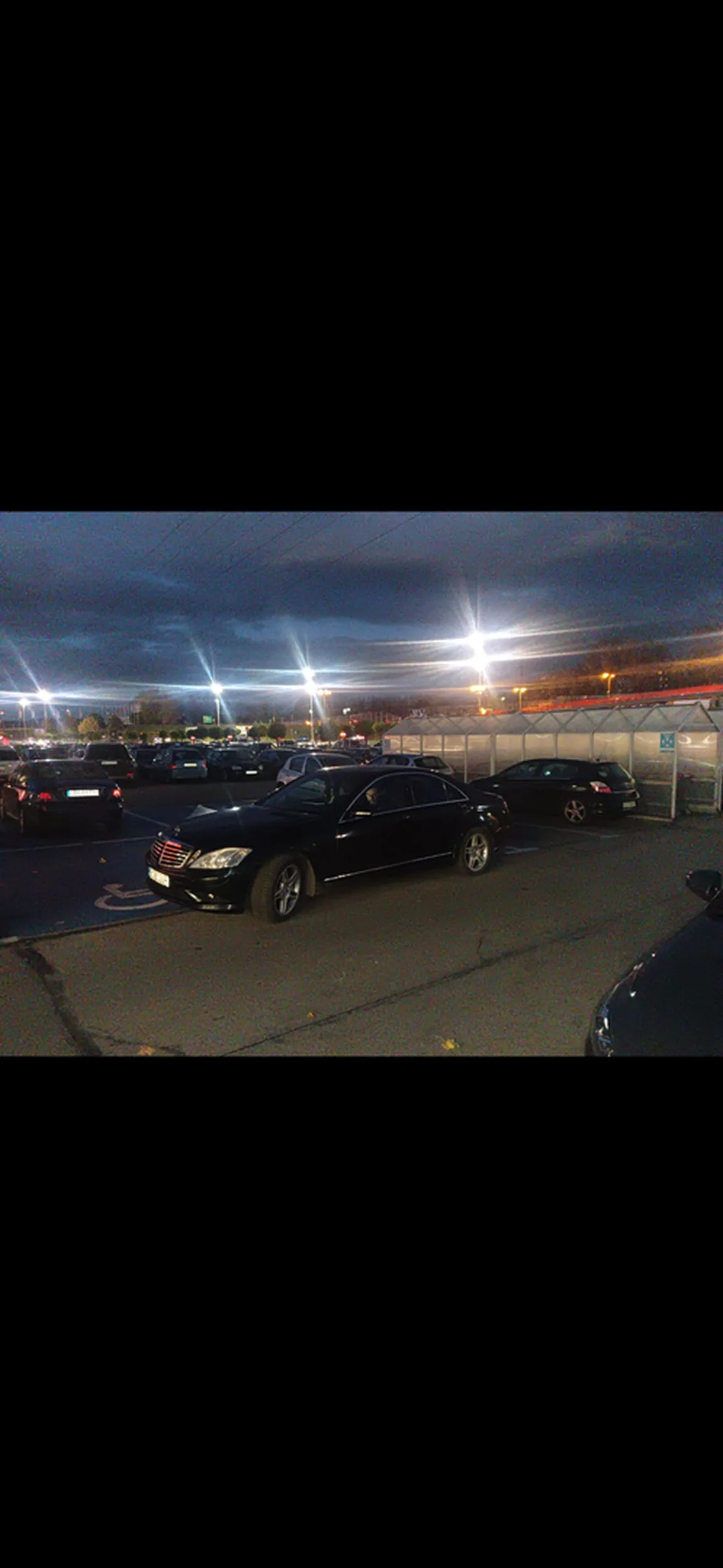 Chłop zajął 2 miejsca dla inwalidów w poprzek a obok wolne miejsce…