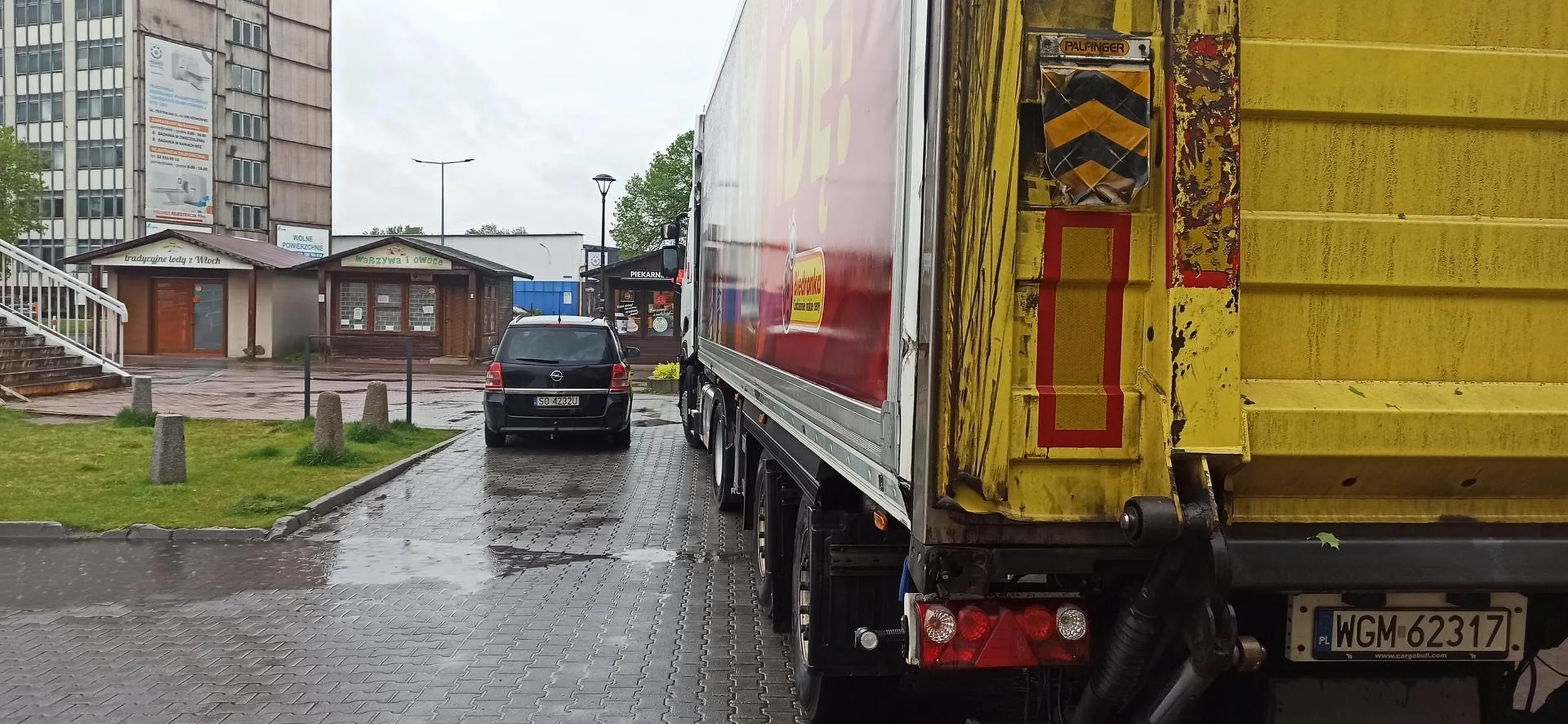 Właciciel nie parkuje na miejscach parkingowych, tylko gdzie popadnie