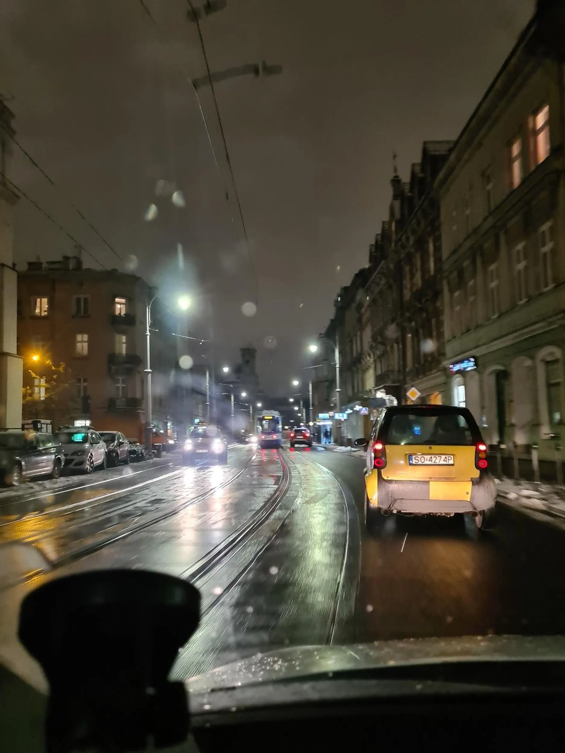 Kierowca wymusza pierwszeństwo i zwalnia na  stłuczkę!