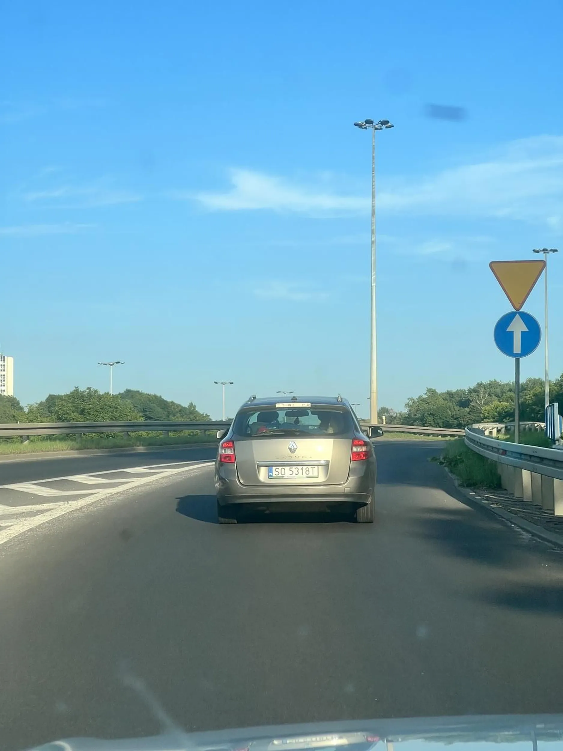 Jeżdżą sobie po Katowicach i śmiecą przez otwarte okno. A to papieros (chyba), a to papierek, a to coś. W Sosnowcu sobie nas*ajcie nawet, w cywilizacji się zachowywać!