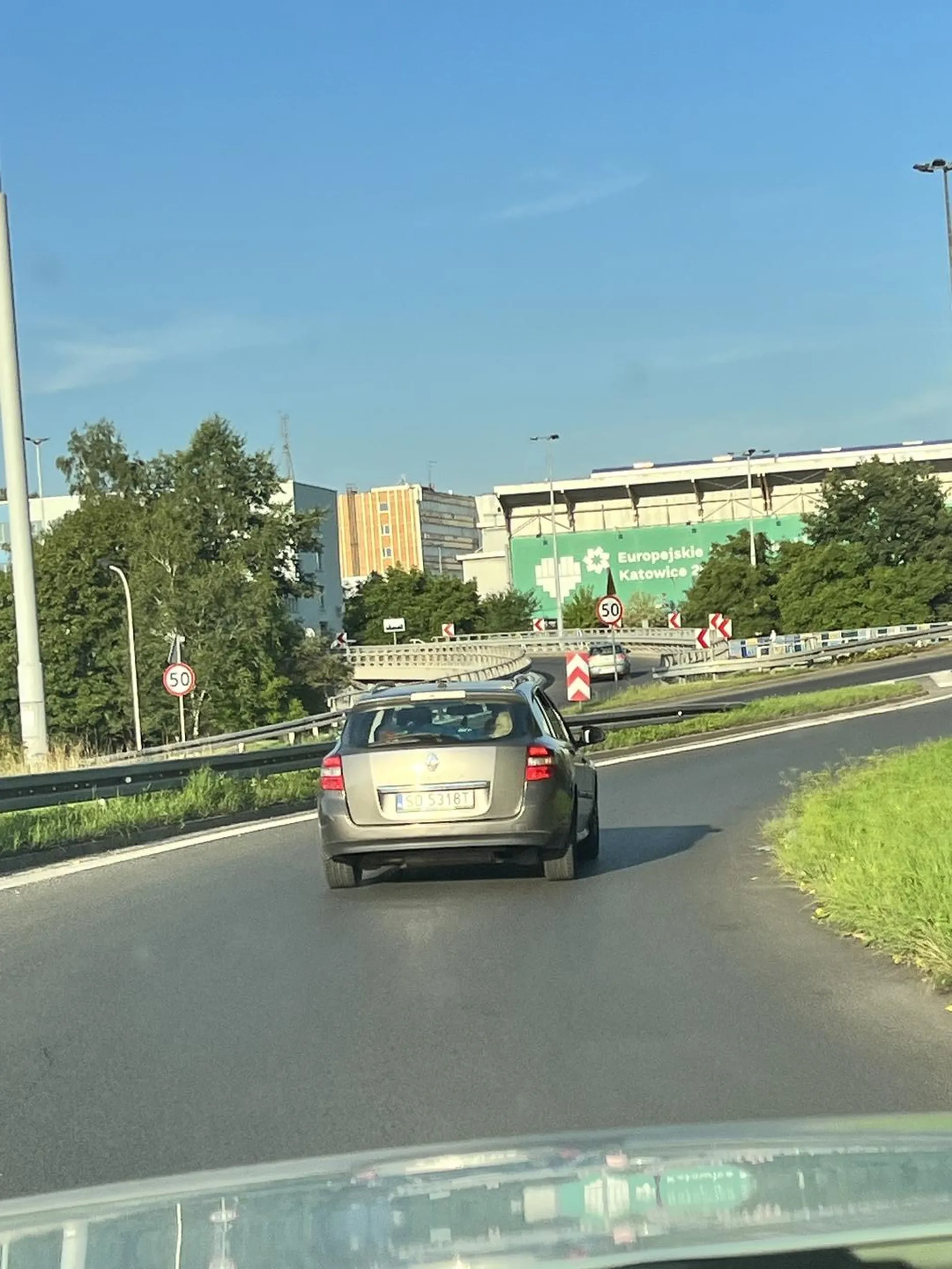 Jeżdżą sobie po Katowicach i śmiecą przez otwarte okno. A to papieros (chyba), a to papierek, a to coś. W Sosnowcu sobie nas*ajcie nawet, w cywilizacji się zachowywać!