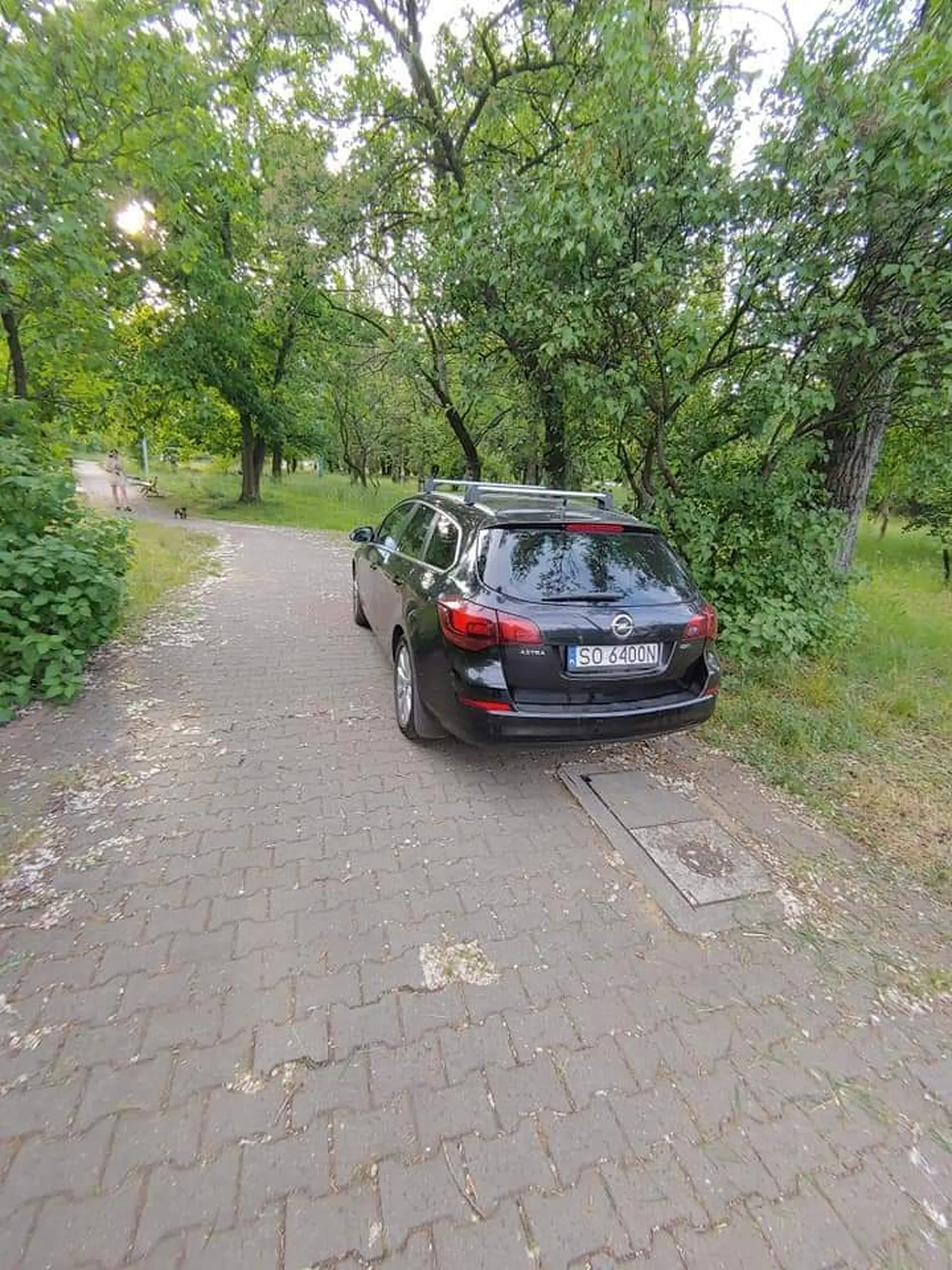 Gdzie moje dziecko będzie tak daleko chodzić na plac zabaw!