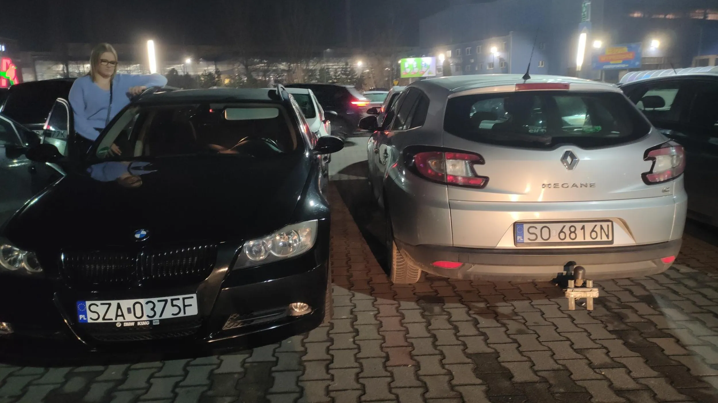 Kierowca staje blisko samochodu przy samej linii, że nie da się nawet wsiąść, dodatkowo obija auto. Proszę o kontakt na maila kkmkoper@gmail.com