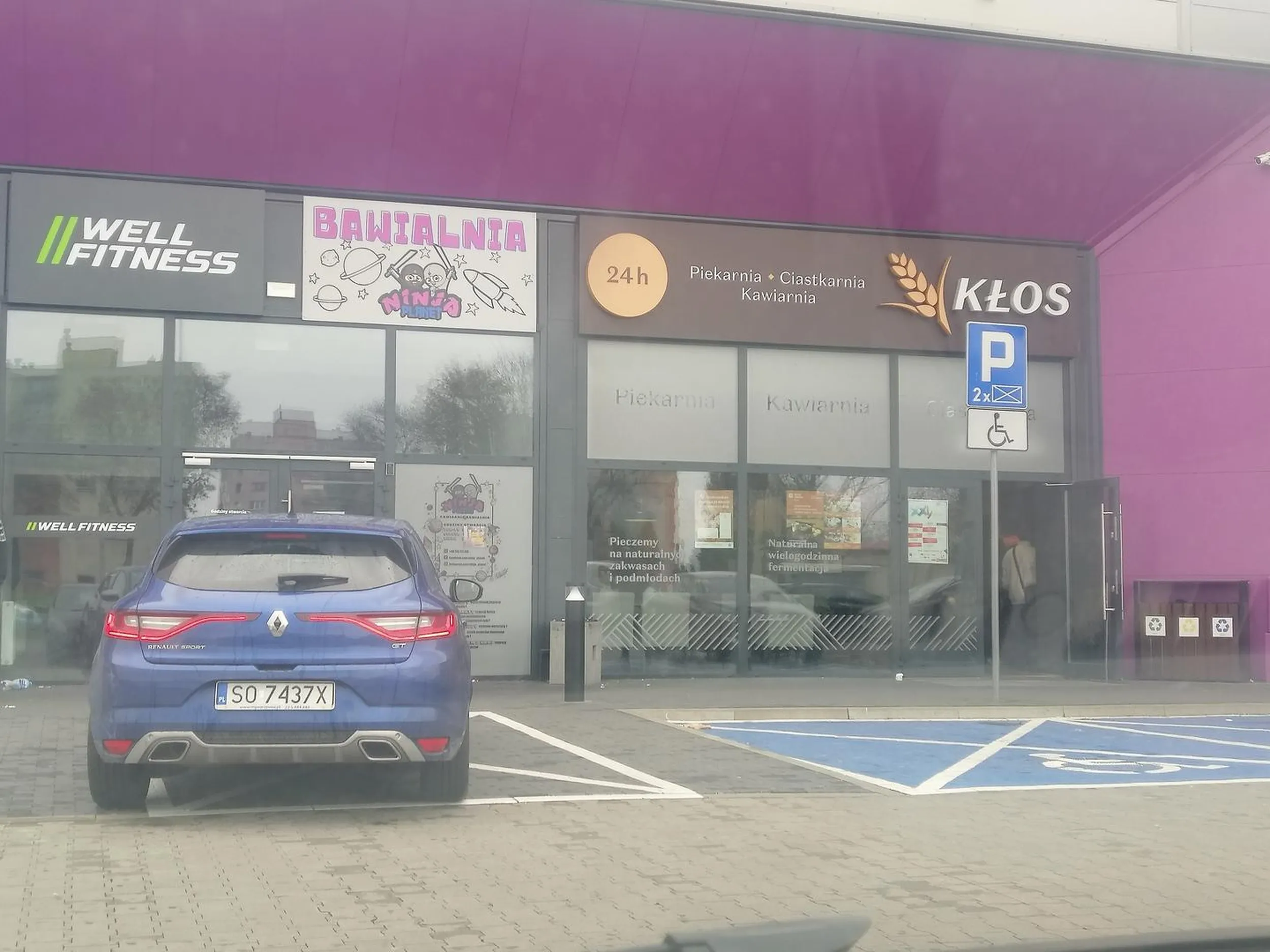 Byle bliżej do piekarni, lalunię wysadzić po chlebek i ciągle na odpalonym silniku. Burak z sosnowsi...