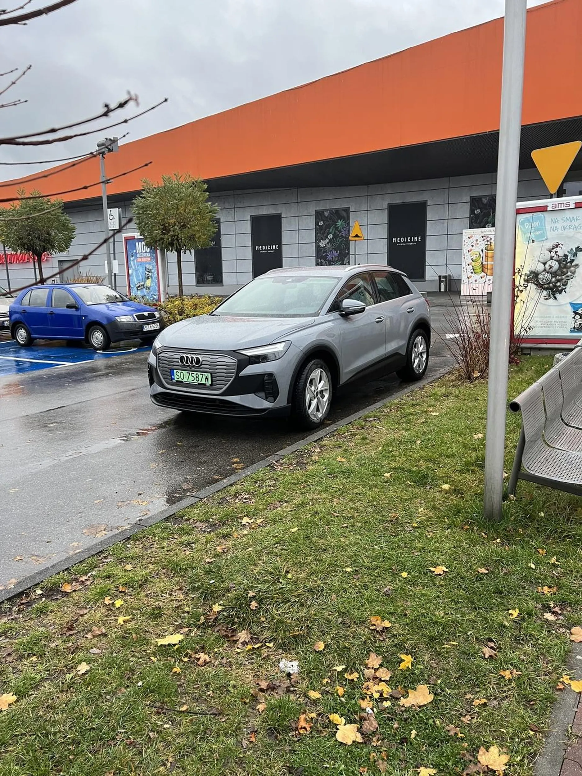 AMEBA UMYSŁOWA - blokuje 2 miejsca parkingowe i wyjazdy innym kierowcom z miejsc parkingowych. Wulgarny typ!!! No ale cóż Audi ? 4 ZERA ROZPOZNASZ FRAJERA