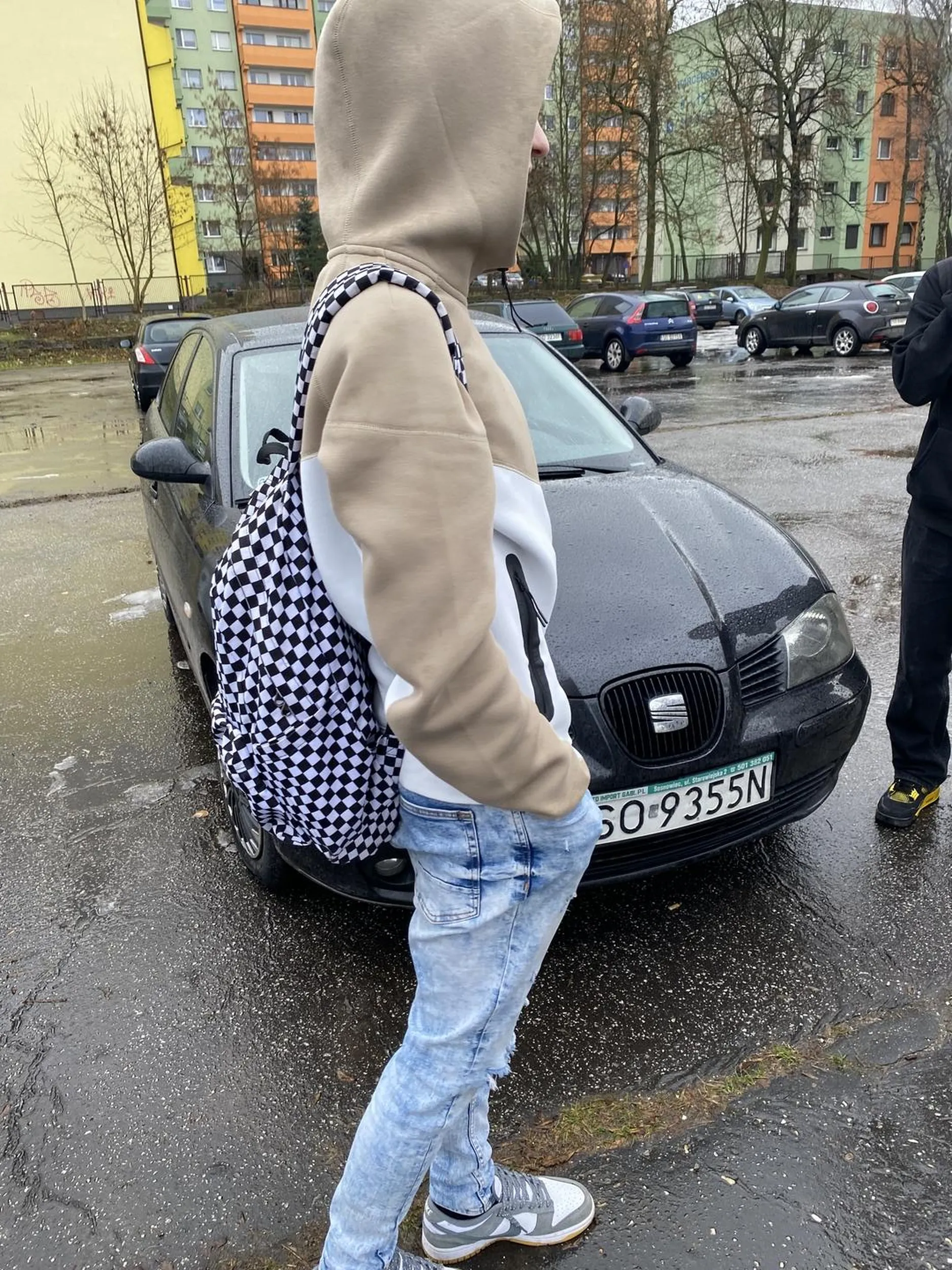 Jakiś karaluch trąbi na parkingu bez powodu, w dodatku jest bez prawa jazdy a auto jest kradzione, nie polecam kierowcy