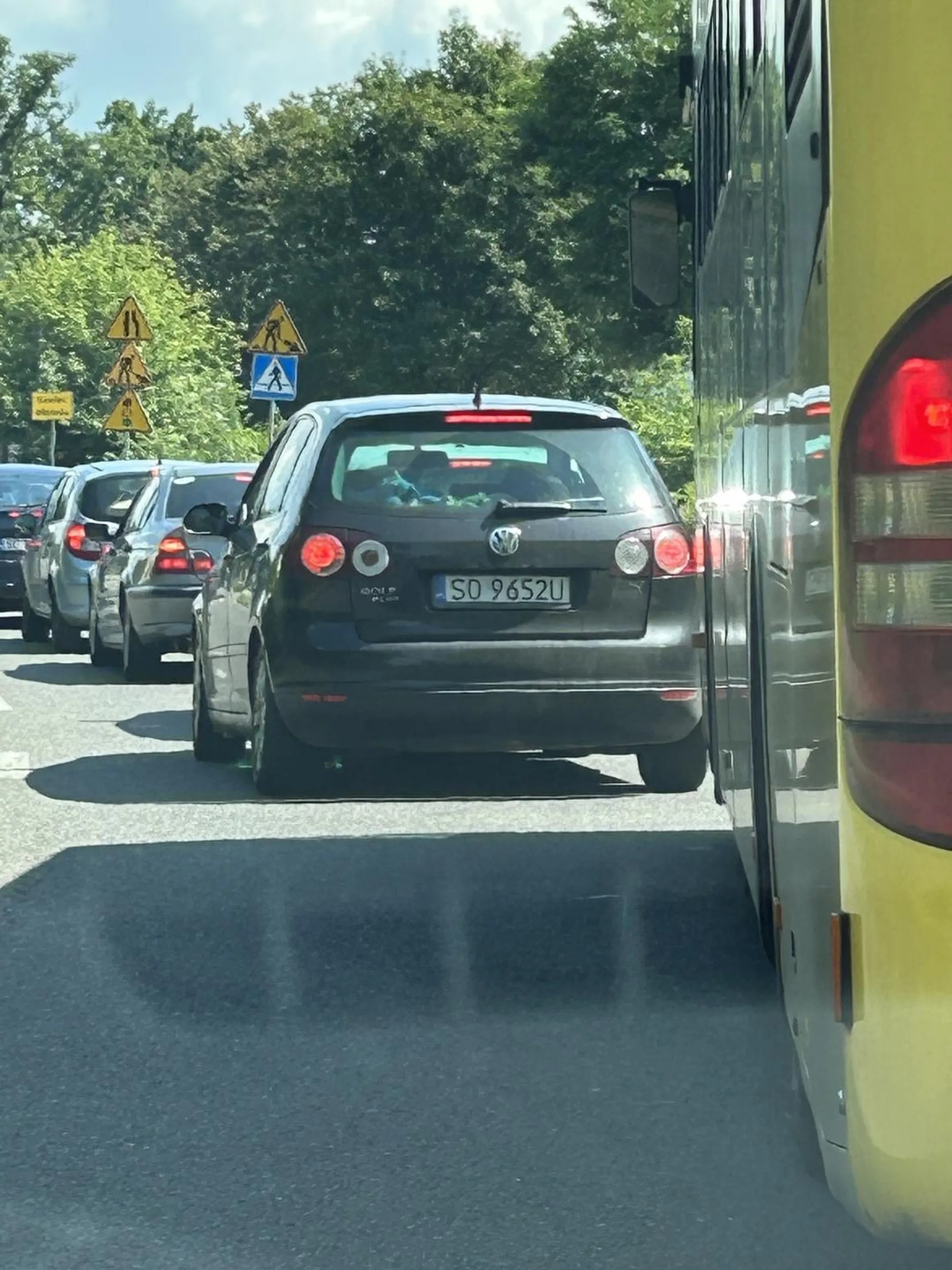 Wyprzedzanie autobusu zatrzymującego się aby wysadzić pasażerów na podwójnej ciągłej przed przejściem dla pieszych. Kierowca bez wyobraźni i szarych komórek