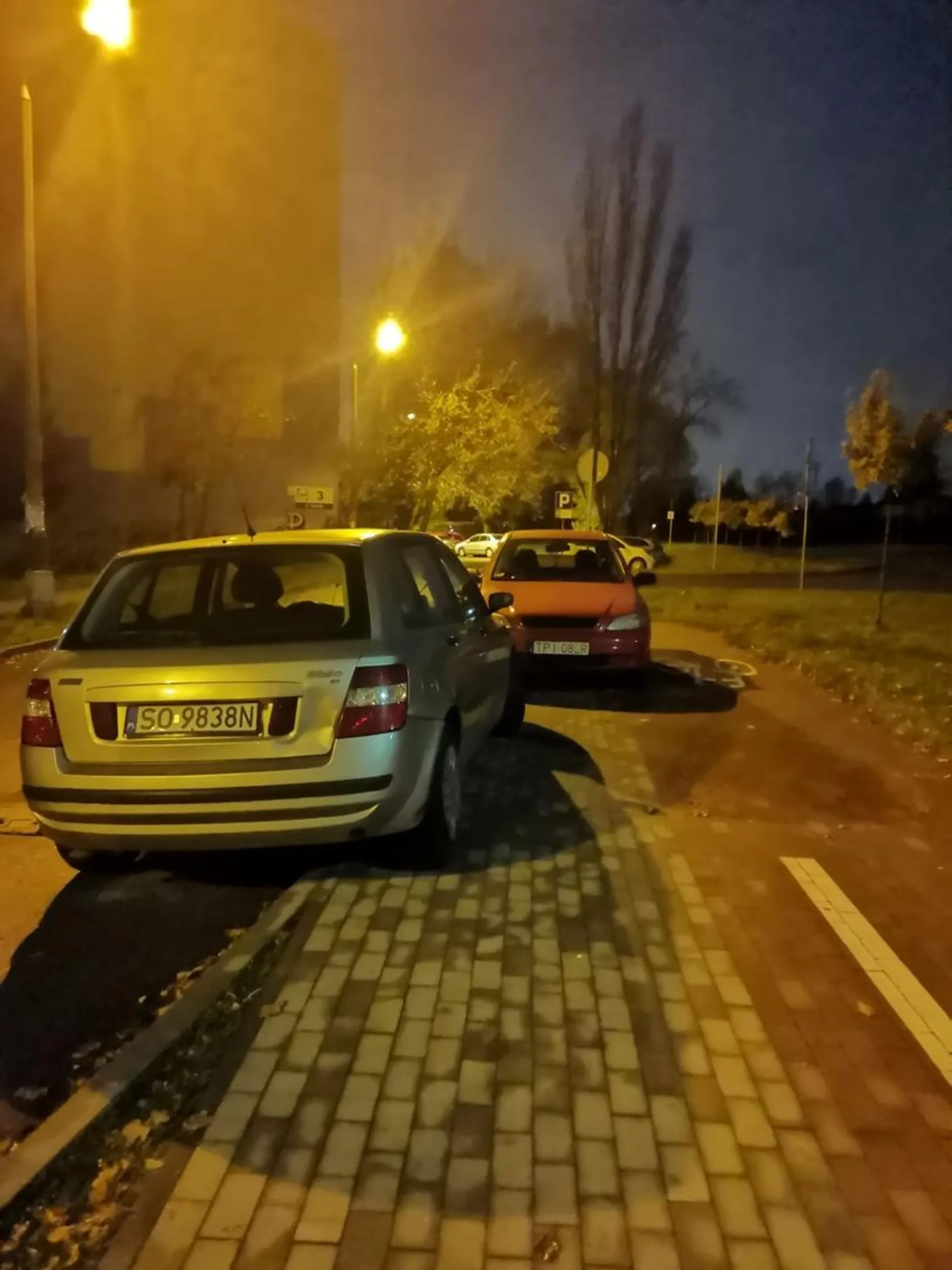 Droga osiedlowa więc spokojnie mogę sobie tu stanąć. 02.11.2020