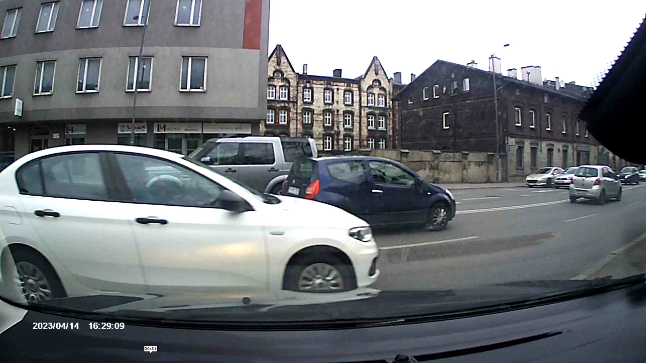 Następnym razem je_bany pe_dale w białej Skodzie, jak Cię spotkam to połamię Ci tego palucha i wylądujesz w czarnym worku za nagłą zmianę pasa widząc, że auto włącza się do ruchu przez co zajechałeś mi drogę a palcem tylko doje_bałeś do pieca. Znajdę Cię bo niemal codziennie jestem w Piekarach to Cię w moment dojadę.