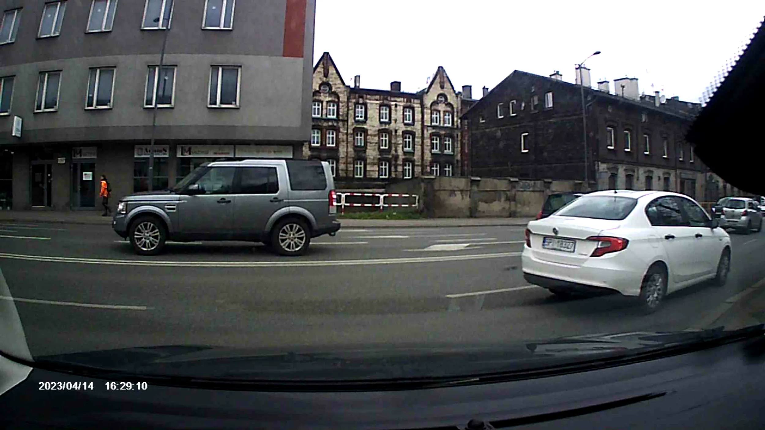 Następnym razem je_bany pe_dale w białej Skodzie, jak Cię spotkam to połamię Ci tego palucha i wylądujesz w czarnym worku za nagłą zmianę pasa widząc, że auto włącza się do ruchu przez co zajechałeś mi drogę a palcem tylko doje_bałeś do pieca. Znajdę Cię bo niemal codziennie jestem w Piekarach to Cię w moment dojadę.