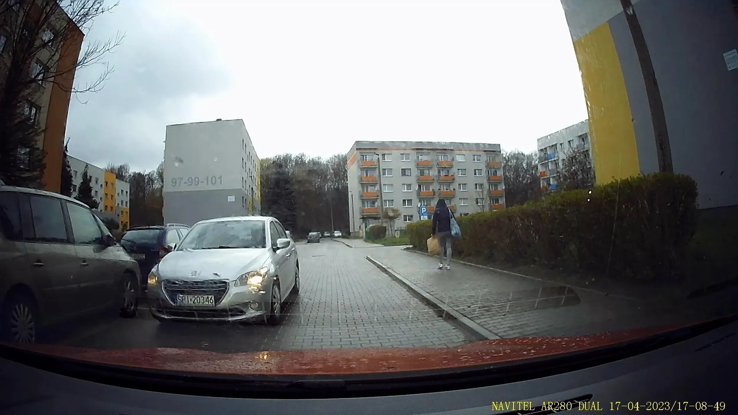 Pajac nie wie co oznacza znak STOP i pcha się na chama pomimo zablokowanego pasa z swojej strony