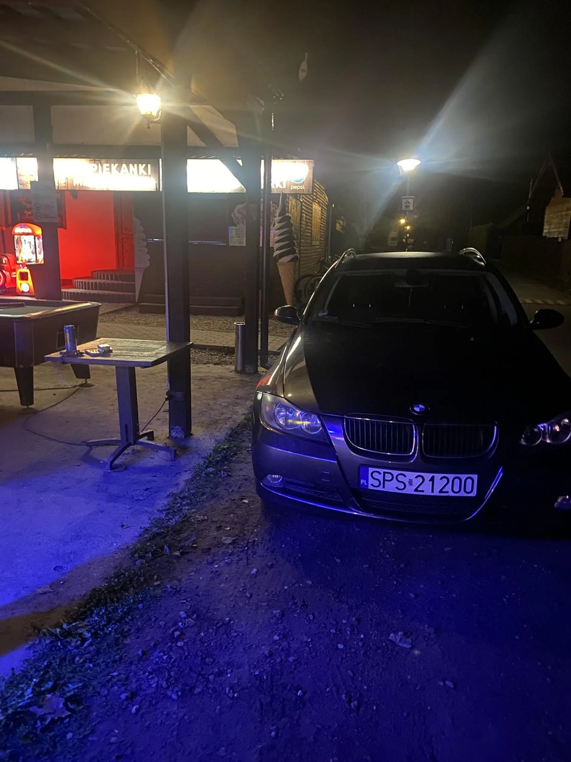 2 tłuste maciory siadają swoim grubym dupakiem na stół bilardowy  potem dziwota ze wszystko zniszczone