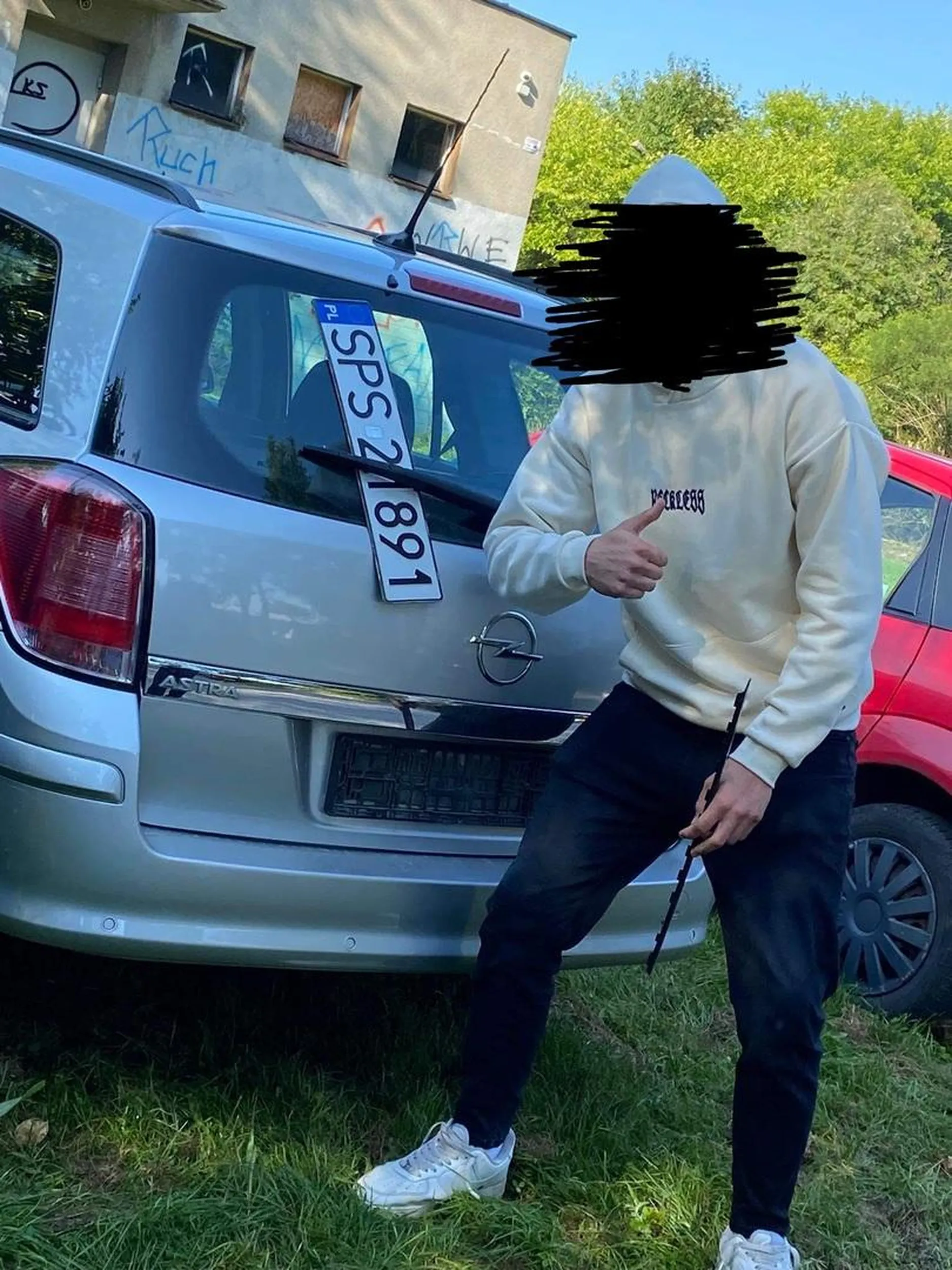 Kierwoce pojebało doszczętnie wjeżdzą na zielony trawnik żeby uniknąć opłat parkingowych dodatkowo jeszcze kradnie rejestracje,