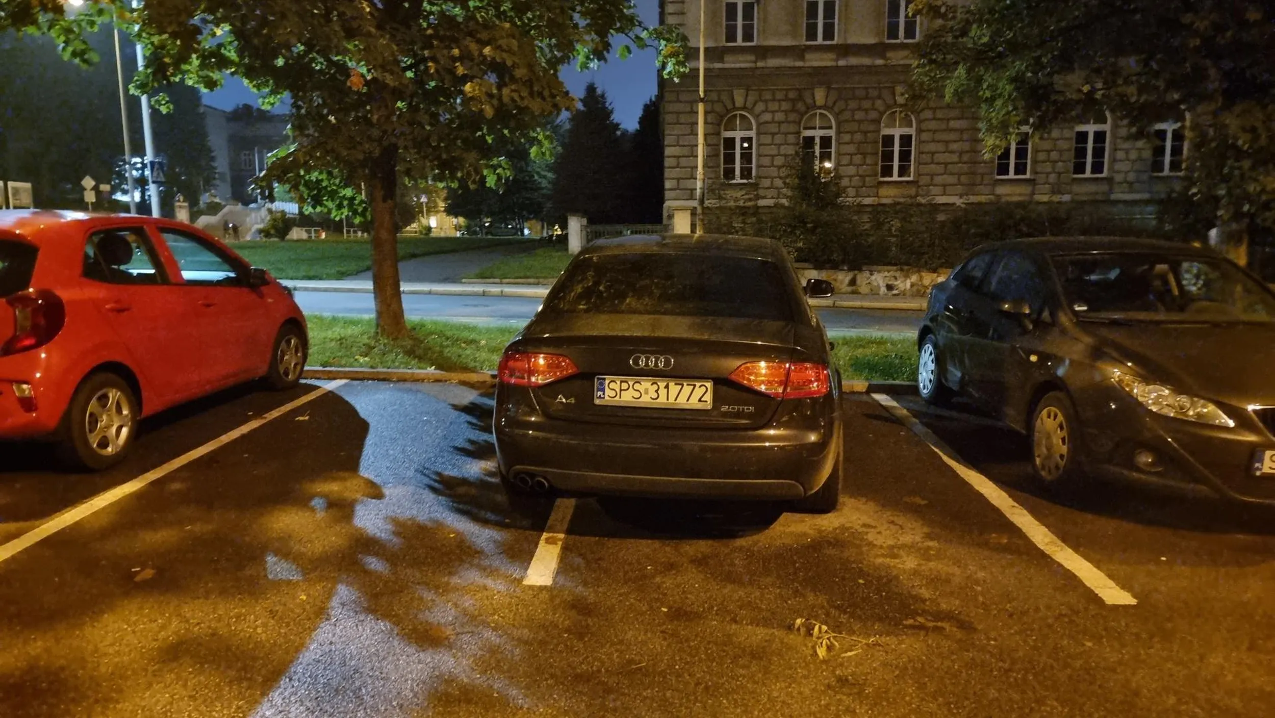 Kretyn parkuje na 2 miejscach jakby był królem. Prawo jazdy w chipsach.