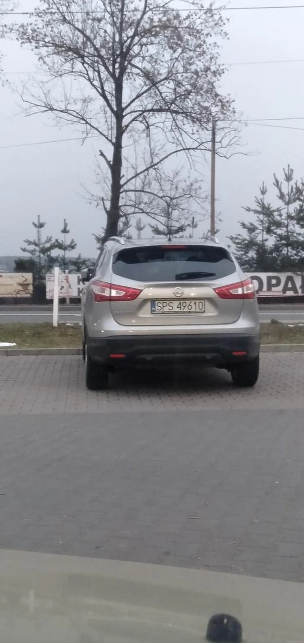 Stanął na dwóch miejscach parkingowych