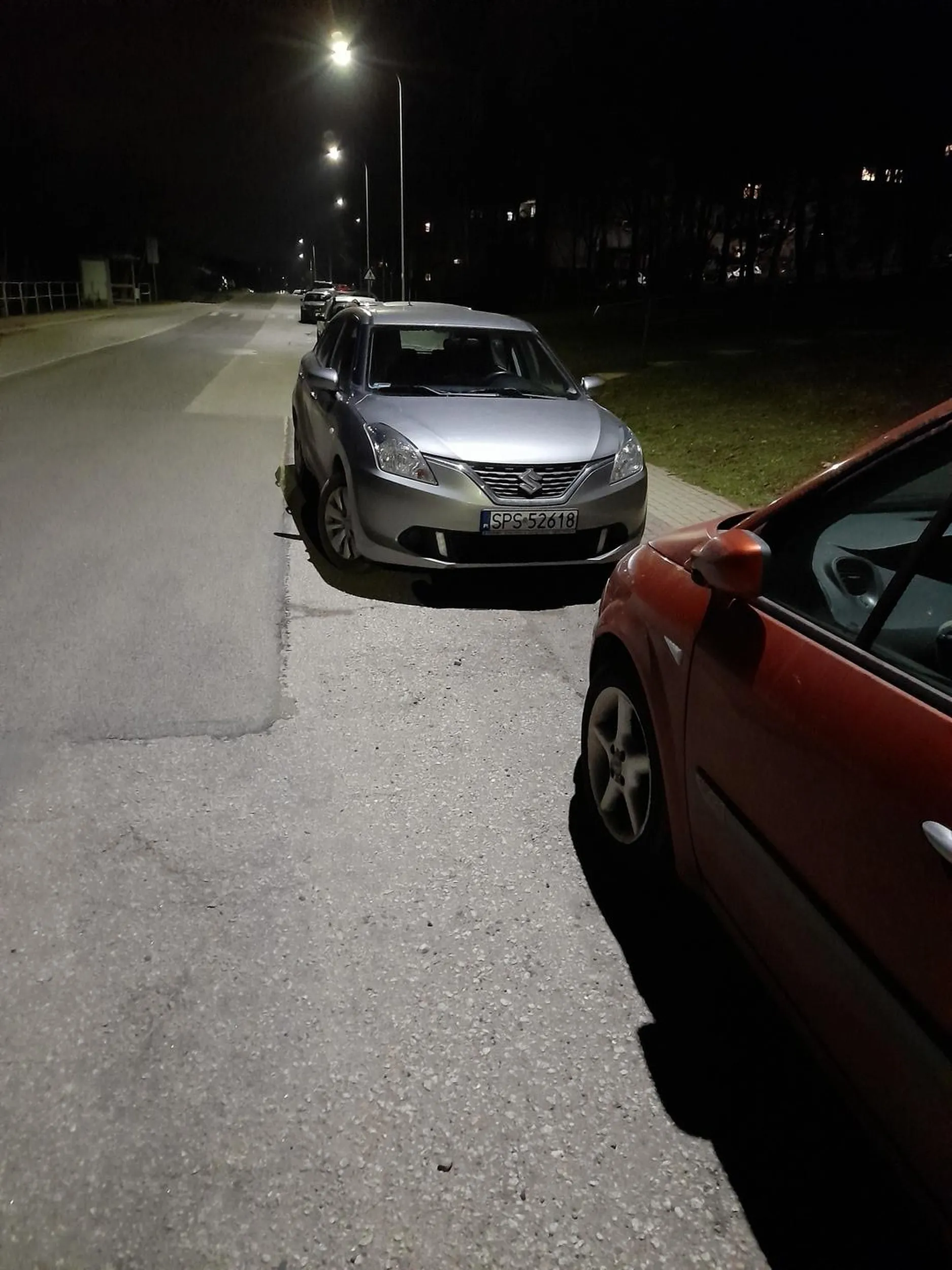 Parkowanie to nie jest mocna strona tego kierowcy...