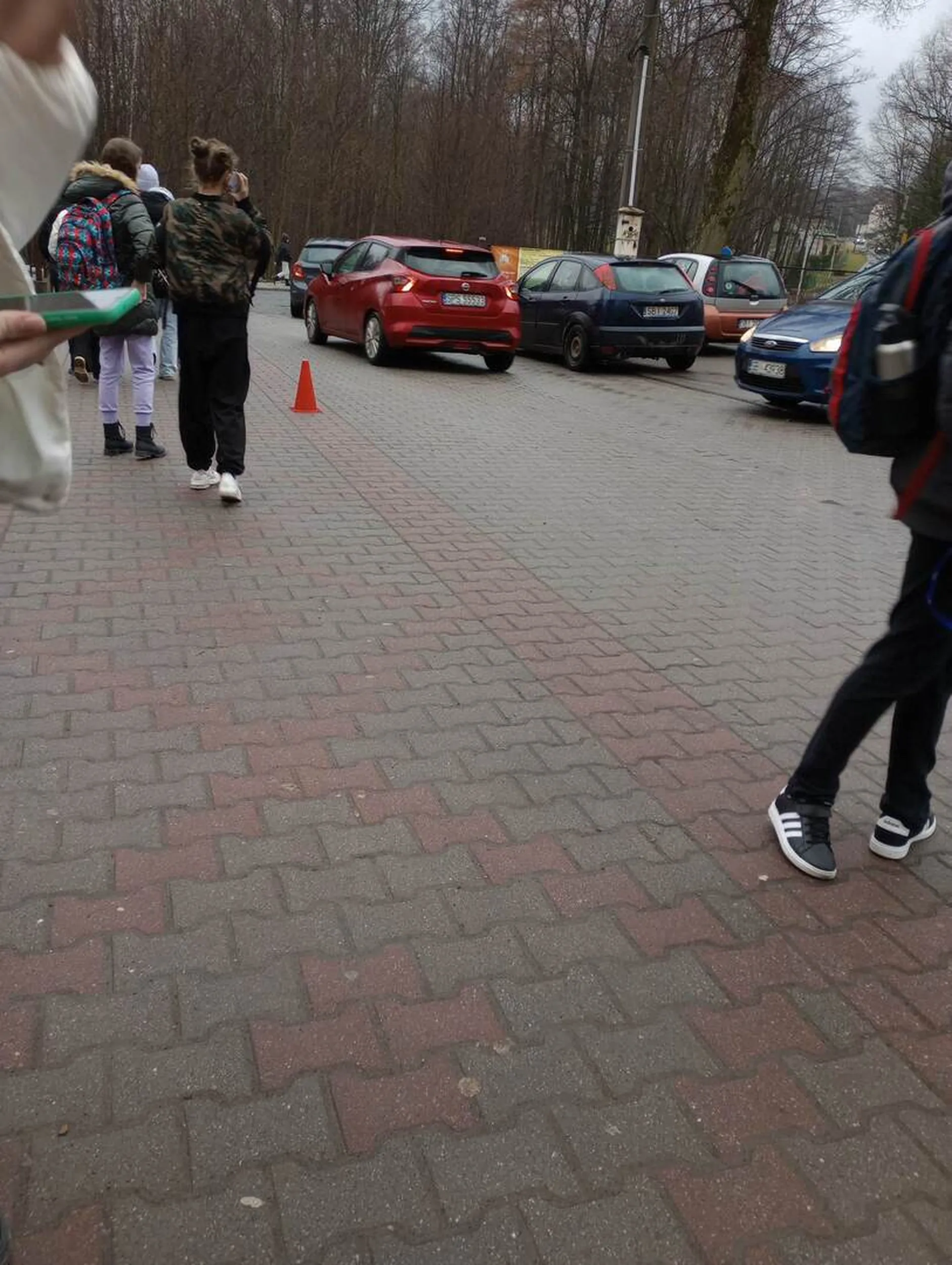 jeździ z matką i tarasuje przejazd