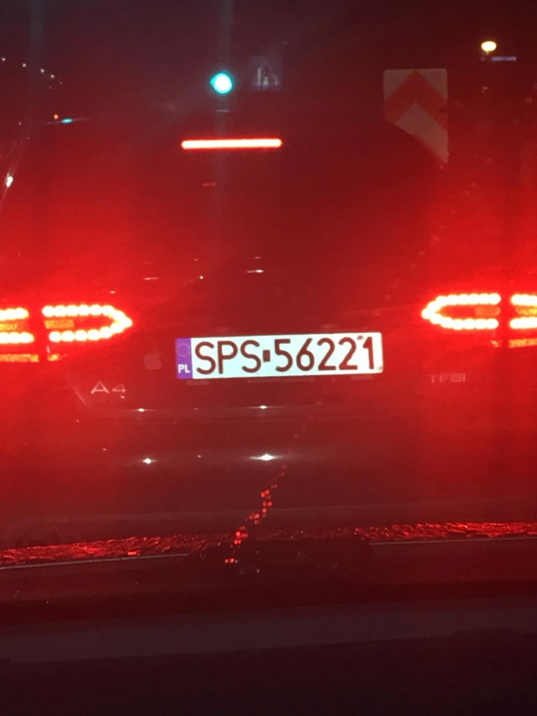 Młot, który dostał prawo jazdy i nie potrafi czytać znaków przy ulicy Misjonarzy Oblatów. Staje na pasie skręcającym w ulicę Iłłakowiczówny po czym jedzie prosto zajeżdżając drogę samochodom jadącym prawidłowo…. Cham!!!!