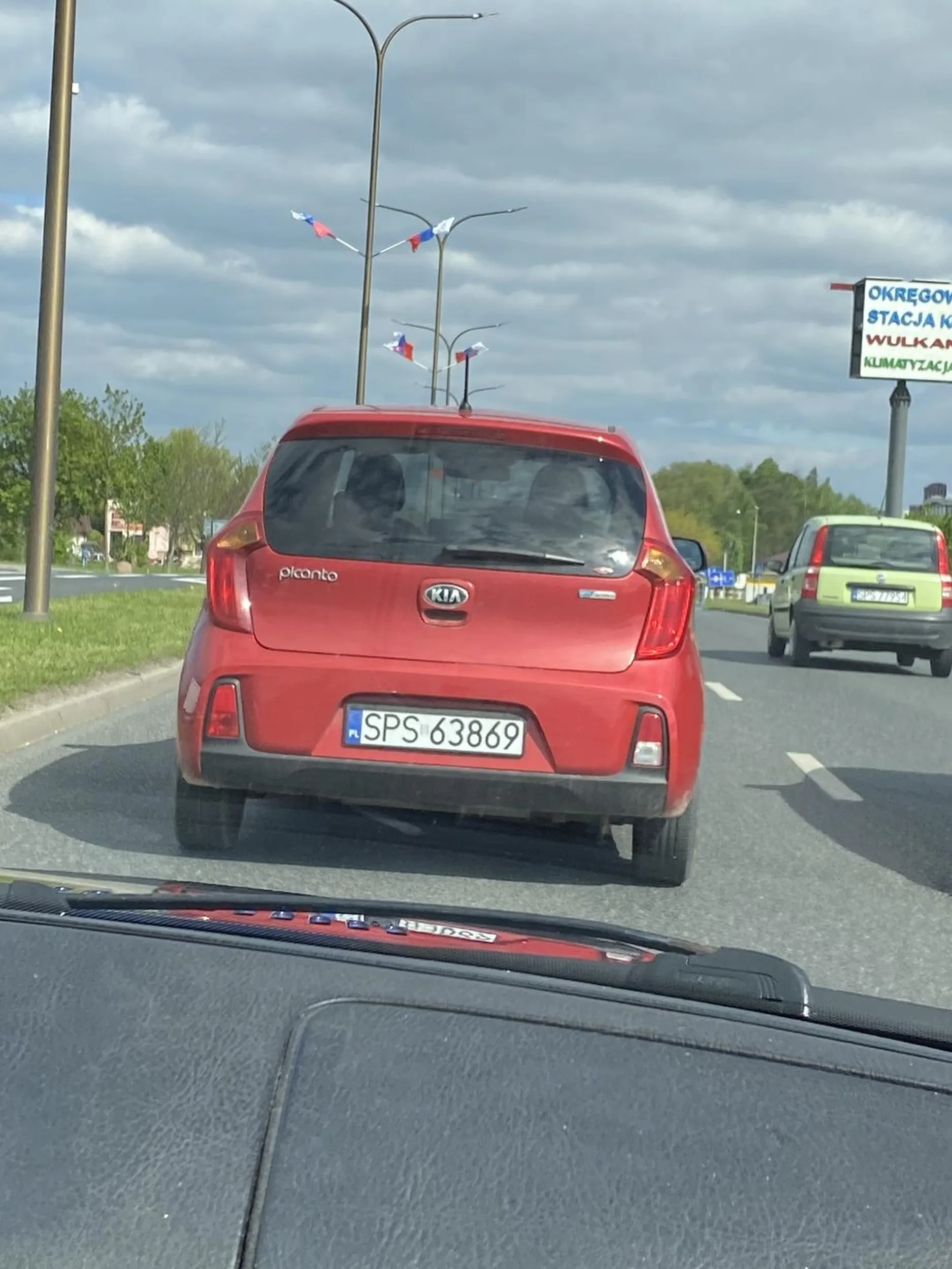 Drogi ,,kierowco” jeśli można ciebie tak nazywać. Lewy pas jest od wyprzedzania a nie od kierownia ruchem (hamowanie całego miasta). Na światłach się rusza a nie czeka aż prawym pasem ciebie wyminą inne samochody. Widząc moją frustracje zacząłeś JesCze bardziej hamować i spowalniać ruch, przysłowiowy CH ci w Dupe