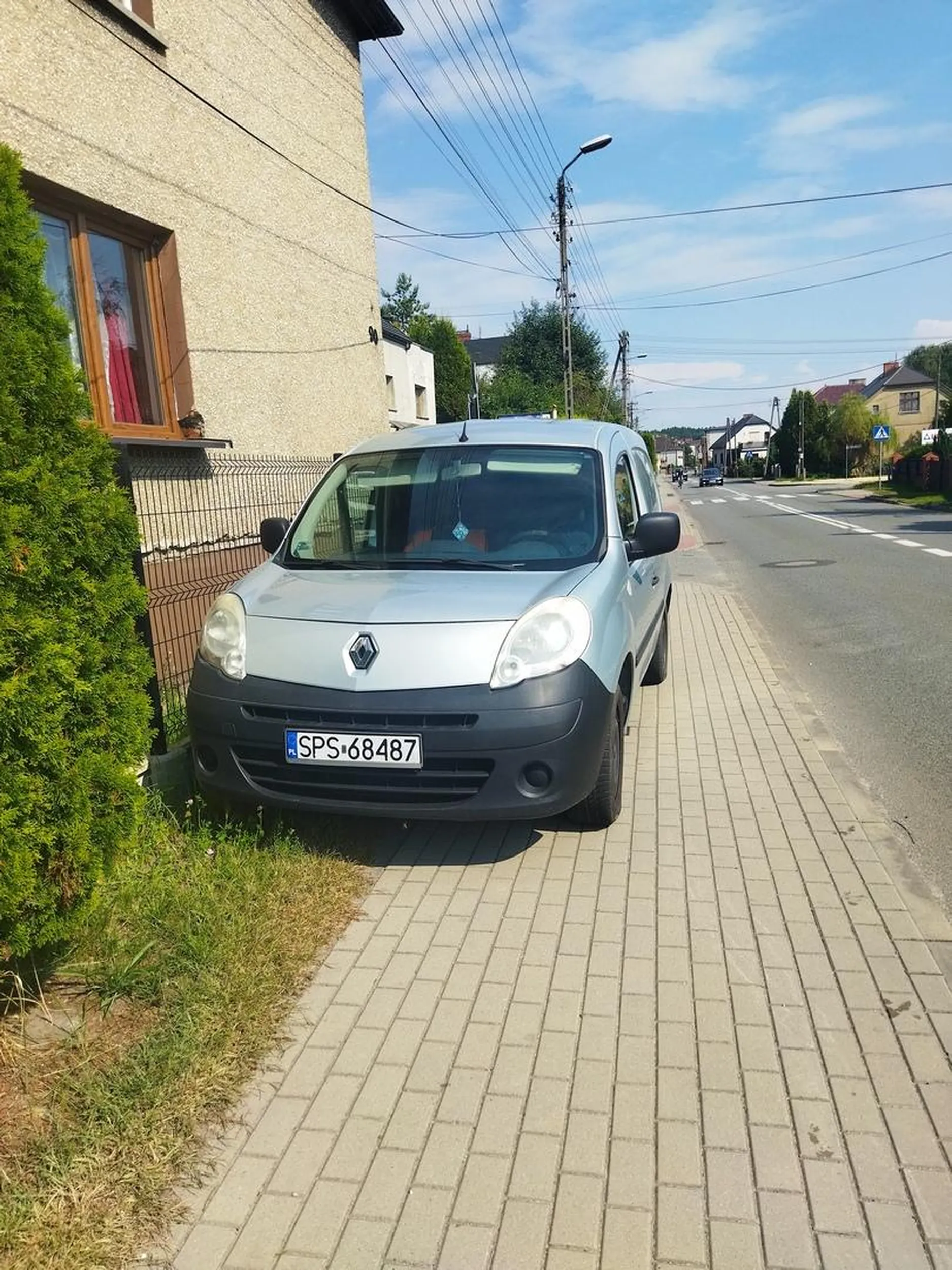 Kierowca nie potrafi parkować stoi na chodniku osobach jeżdżąca na wózku inwalidzkim nie miałaby prawa przyjechać po chodniku.