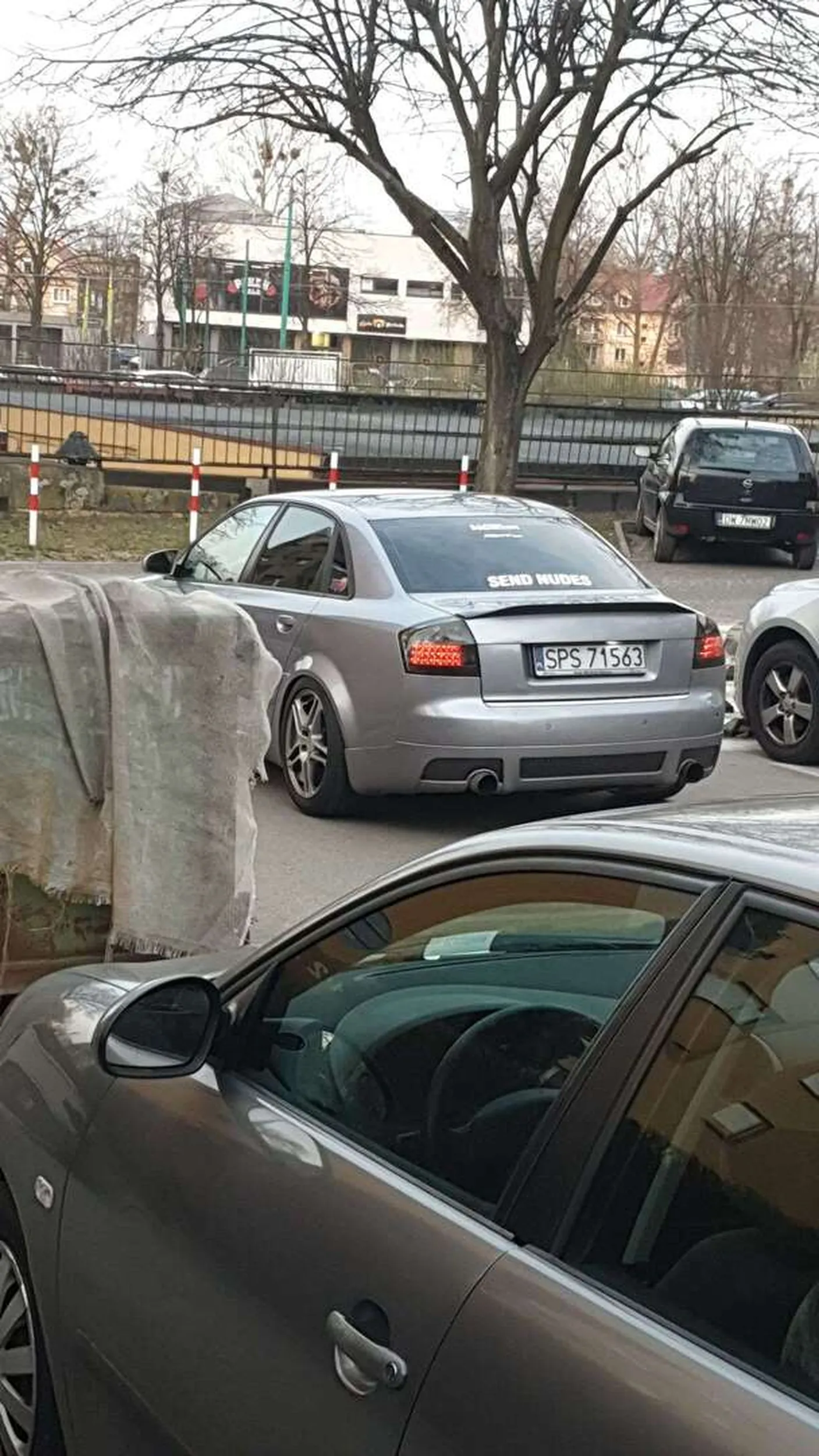 Kolego, radzę Ci przemyśleć tą sprośną i bezbożną naklejkę na tylnej szybie. Pozdrawiam koleżeńsko.