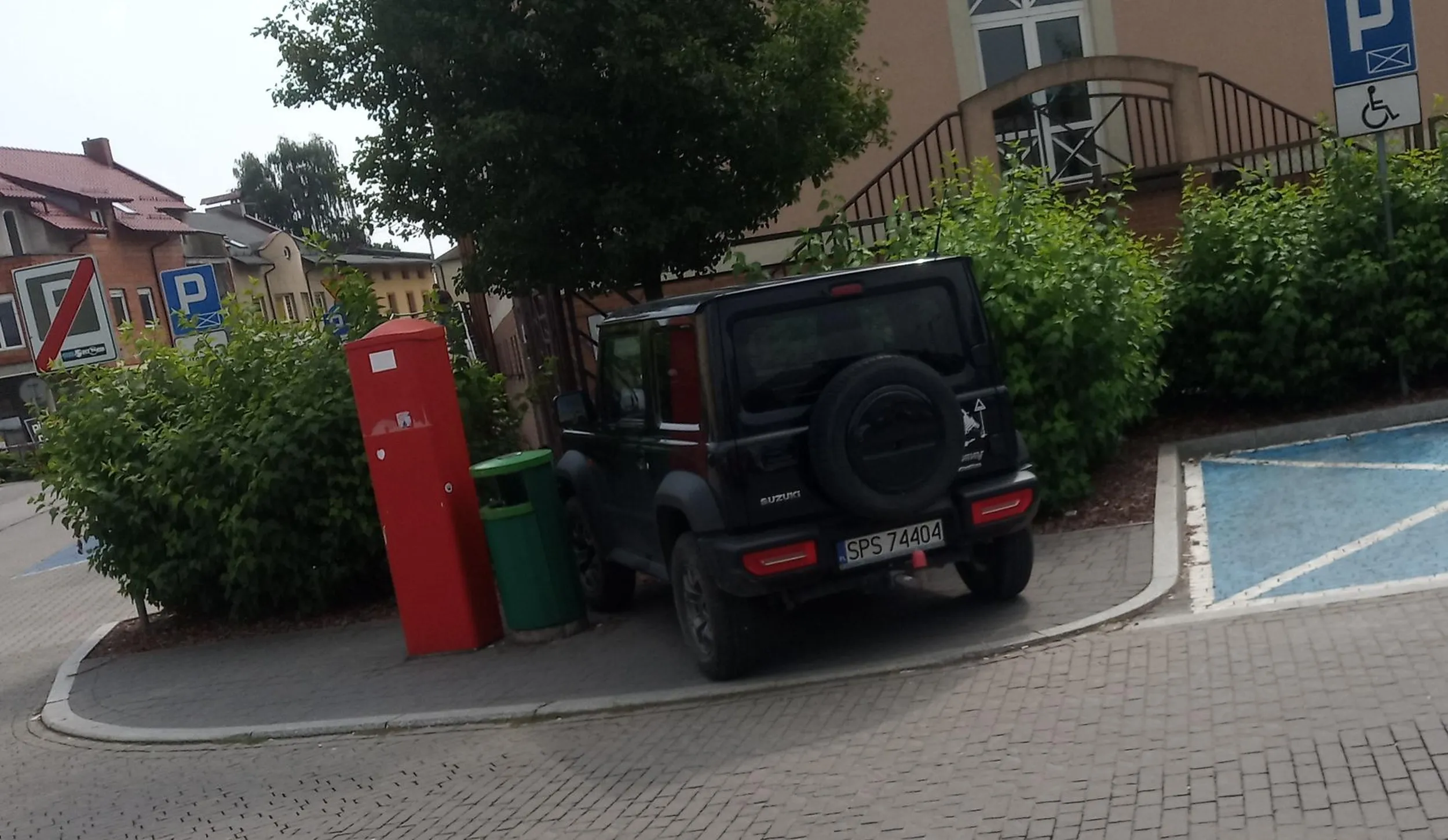 Spryciarz notorycznie parkuje na kawałku chodnika i trawnika aby uniknąć opłaty parkingowej