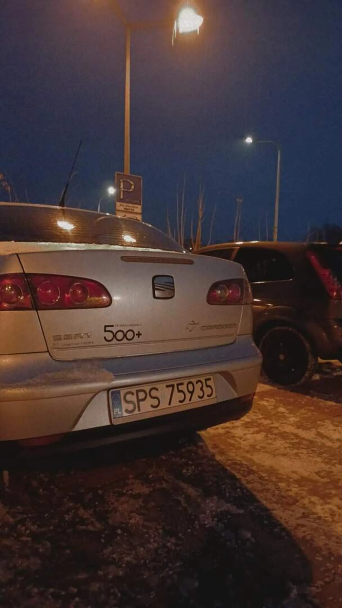 Samochód SEAT CORDOBA został spradziony 08.12.2023 o godzinie 10 rano. Jeśli zobaczysz gdzieś ten samochód proszę o jak najszybszy kontakt z policja! Z tyłu samochodu charakterystyczna naklejka sfinansowano z 500+ i naklejka byka oraz otarcie przy przednim lewym kole