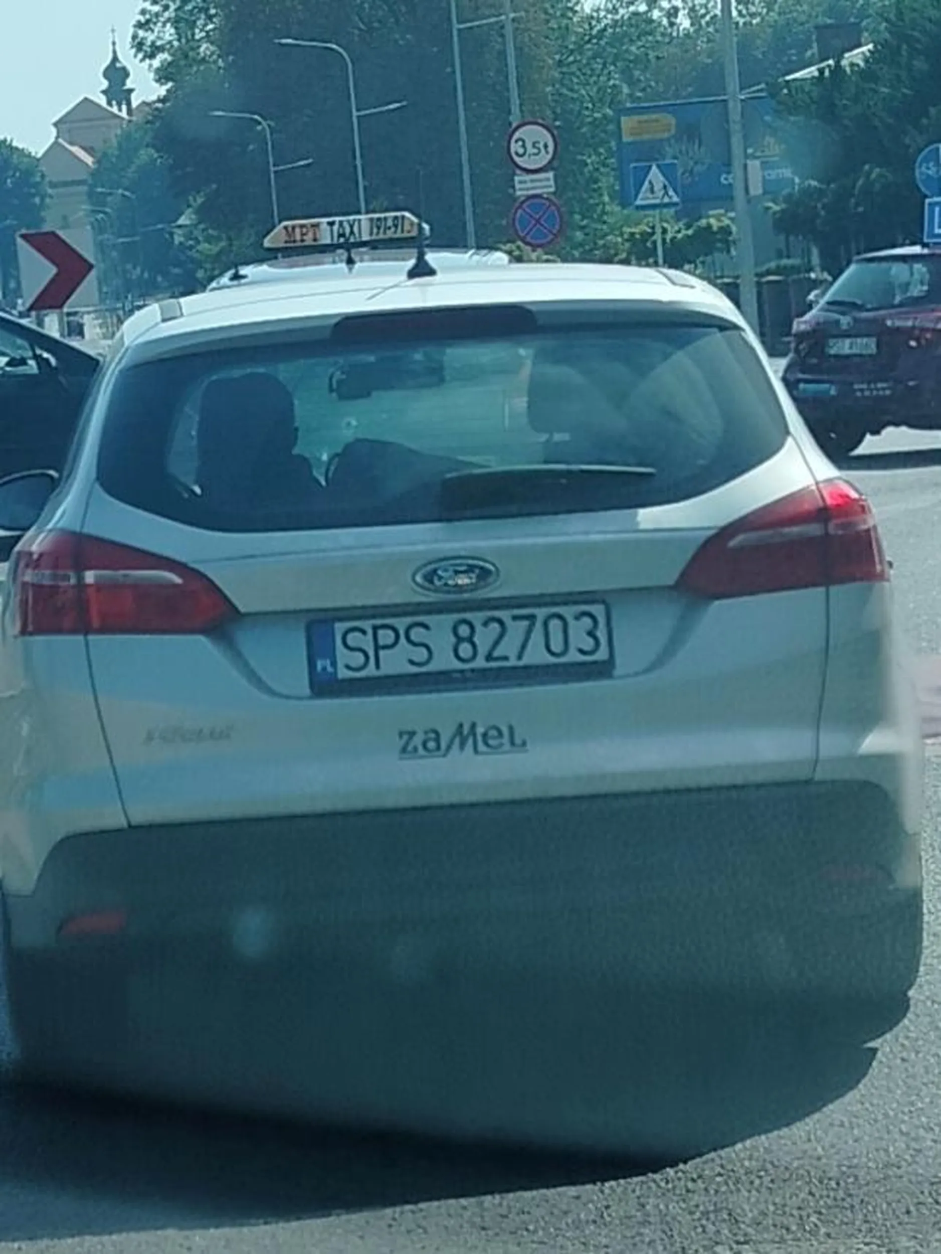 Wpycha się na chama bez kierunkowskazów.