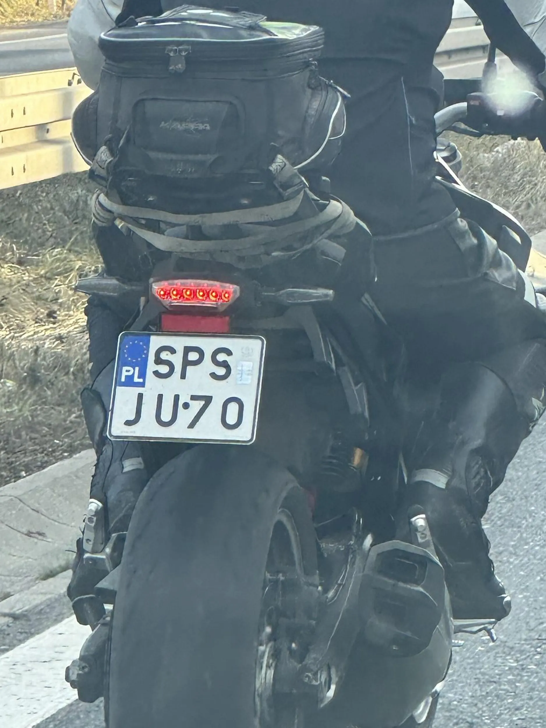 Nieudolny kierowca motocyklu! Trochę żałosne slalomu, hamowanie przed światłami i jednak dalsza jazda… Jeżeli nie potrafi się jeździć, to po co to robić u denerwować innych kierowców ?! Jeszcze w grudniu …