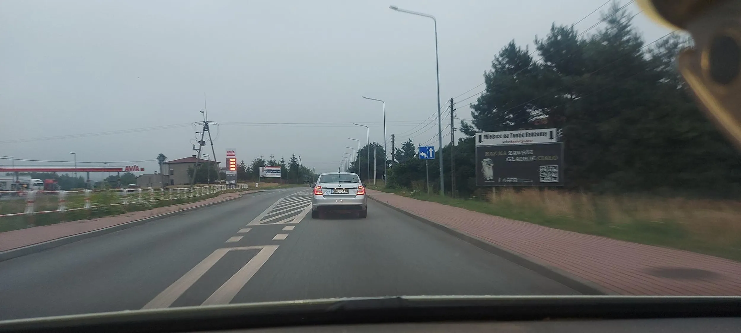 Wyprzedzanie na skrzyżowaniu nie trzymanie odstępu za samochodem bardzo agresywne podejscie do innych kierujacych