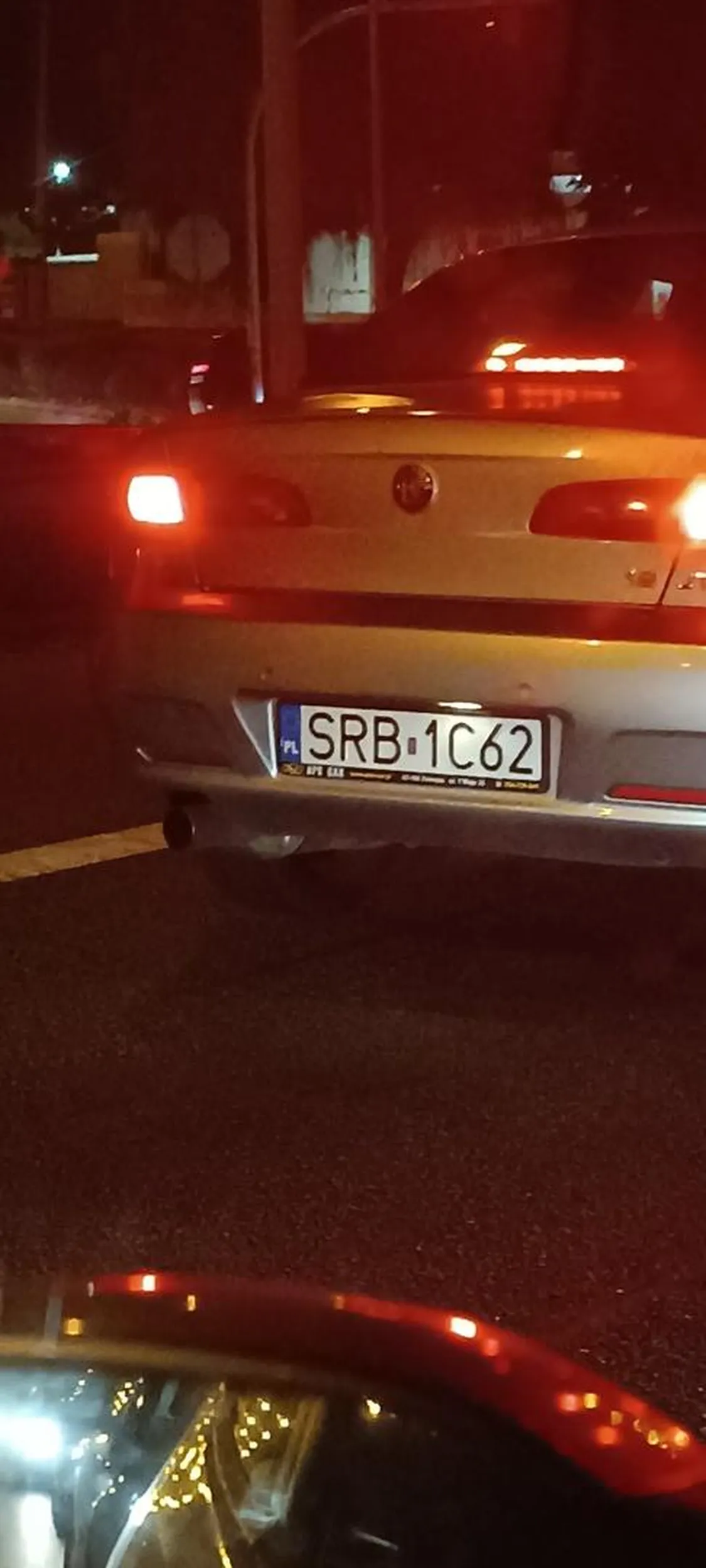 Wpuściłem gościa na prawy pas z dojazdu. Wjechał na pełnej k**ie po czym zajechał mi drogę wyprzedzając z prawej na lewy pas na którym byłem. Ledwo wyhamowałem. Gratuluję pomysłu.