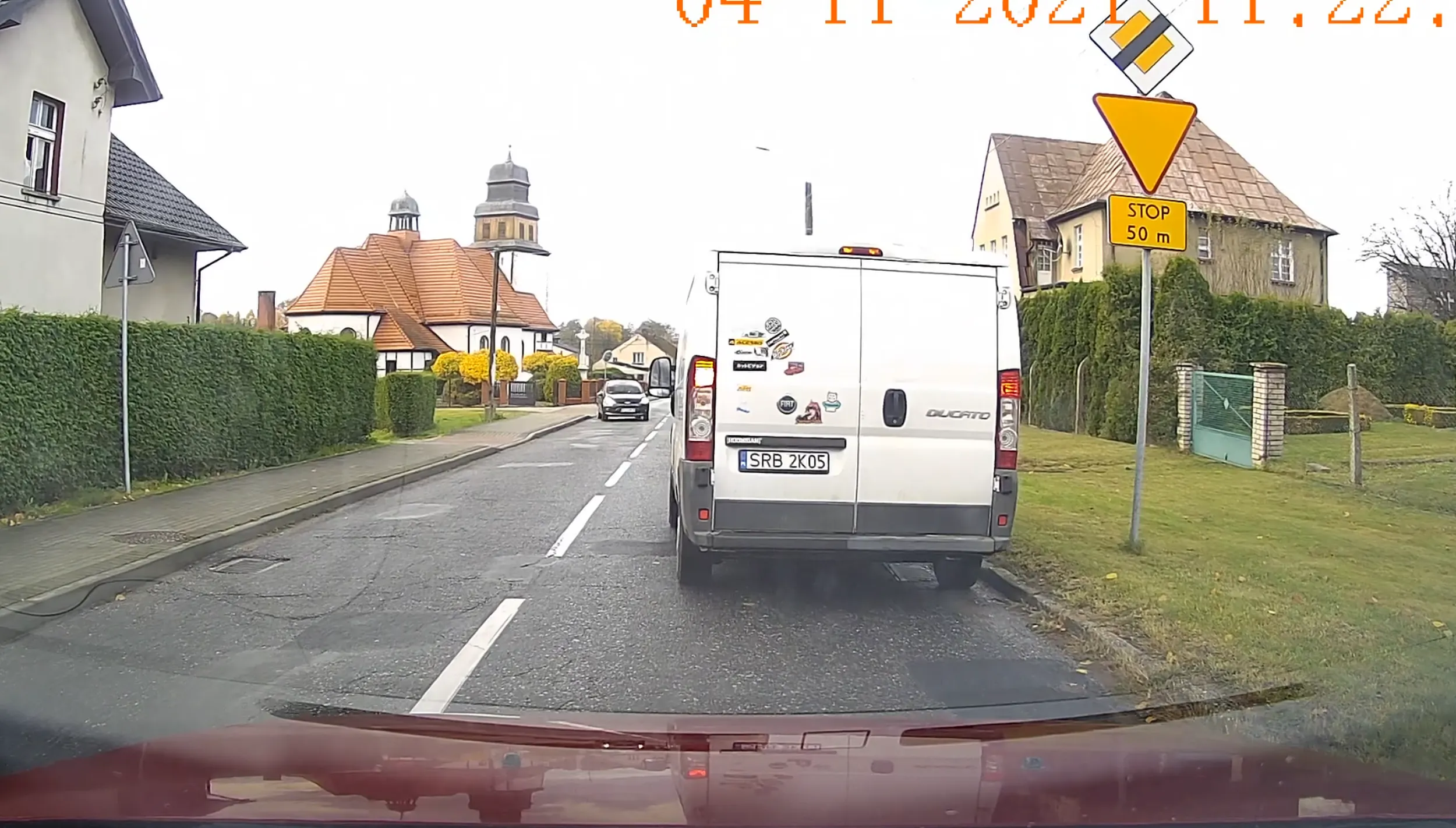 Kierowca zachowuje się bardzo dziwnie, najpierw wyjeżdża wymuszając pierwszeństwo, potem zatrzymuje się, jedzie kilka metrów i znowu się zatrzymuje.