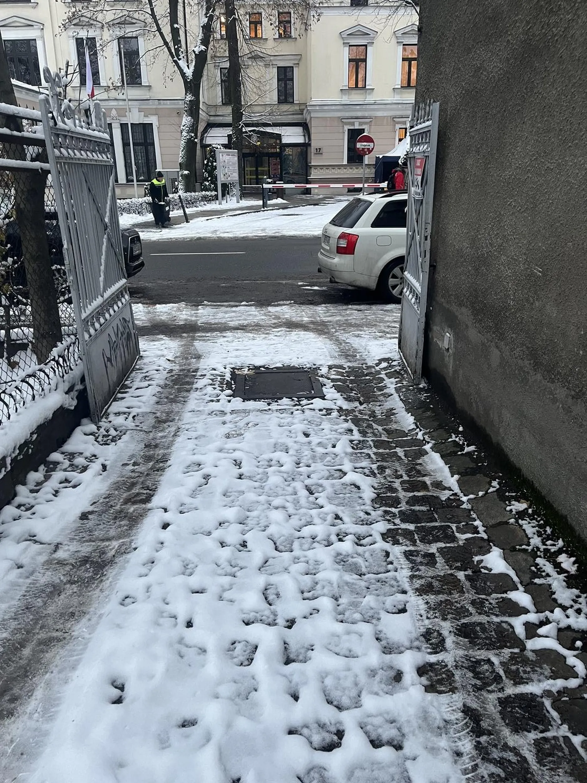 Gość parkujący byle jak i byle gdzie, zastawiając bramę wjazdową na posesję.