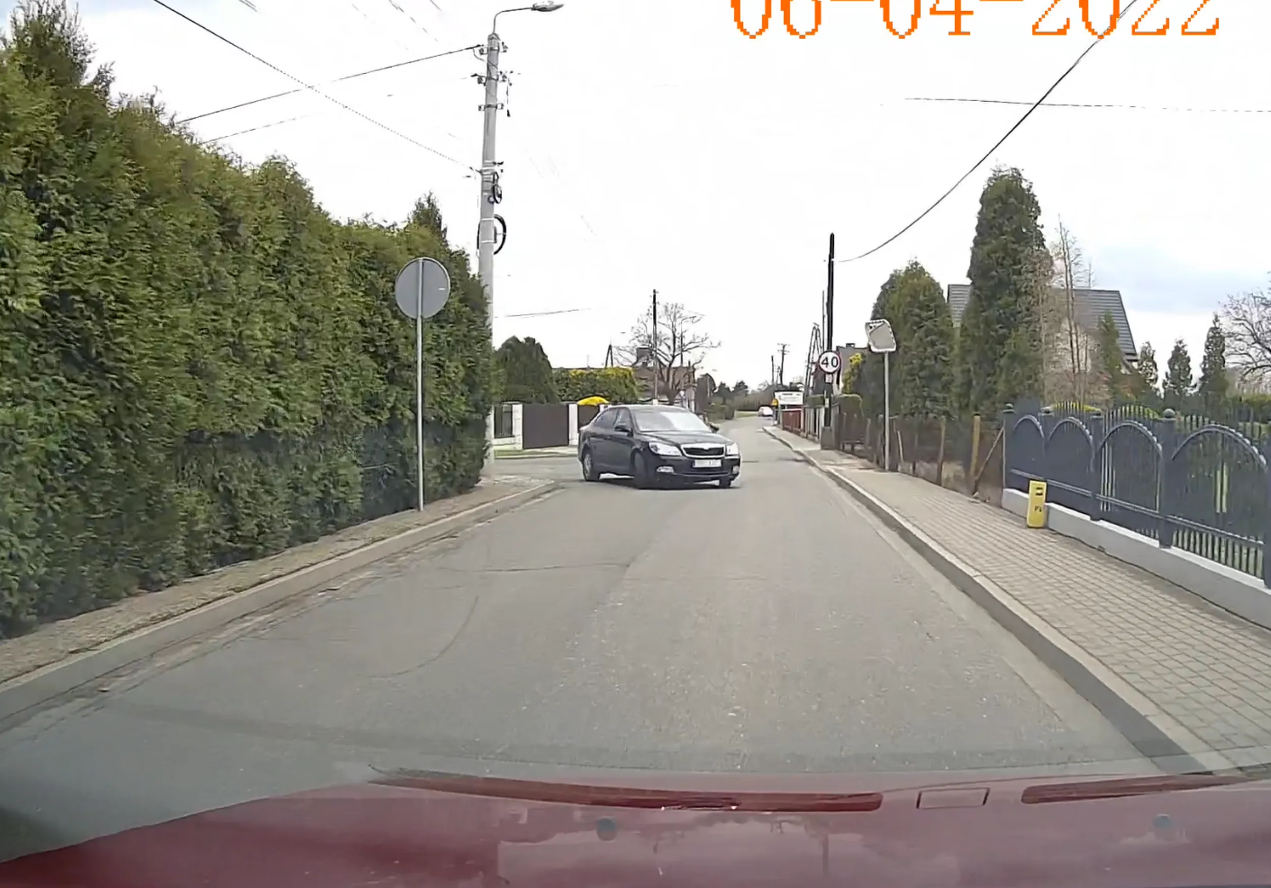 Kierowca wyjeżdża z ulicy podporządkowanej prosto pod samochód (wyjeżdżając zajmuje dwa pasy ruchu).