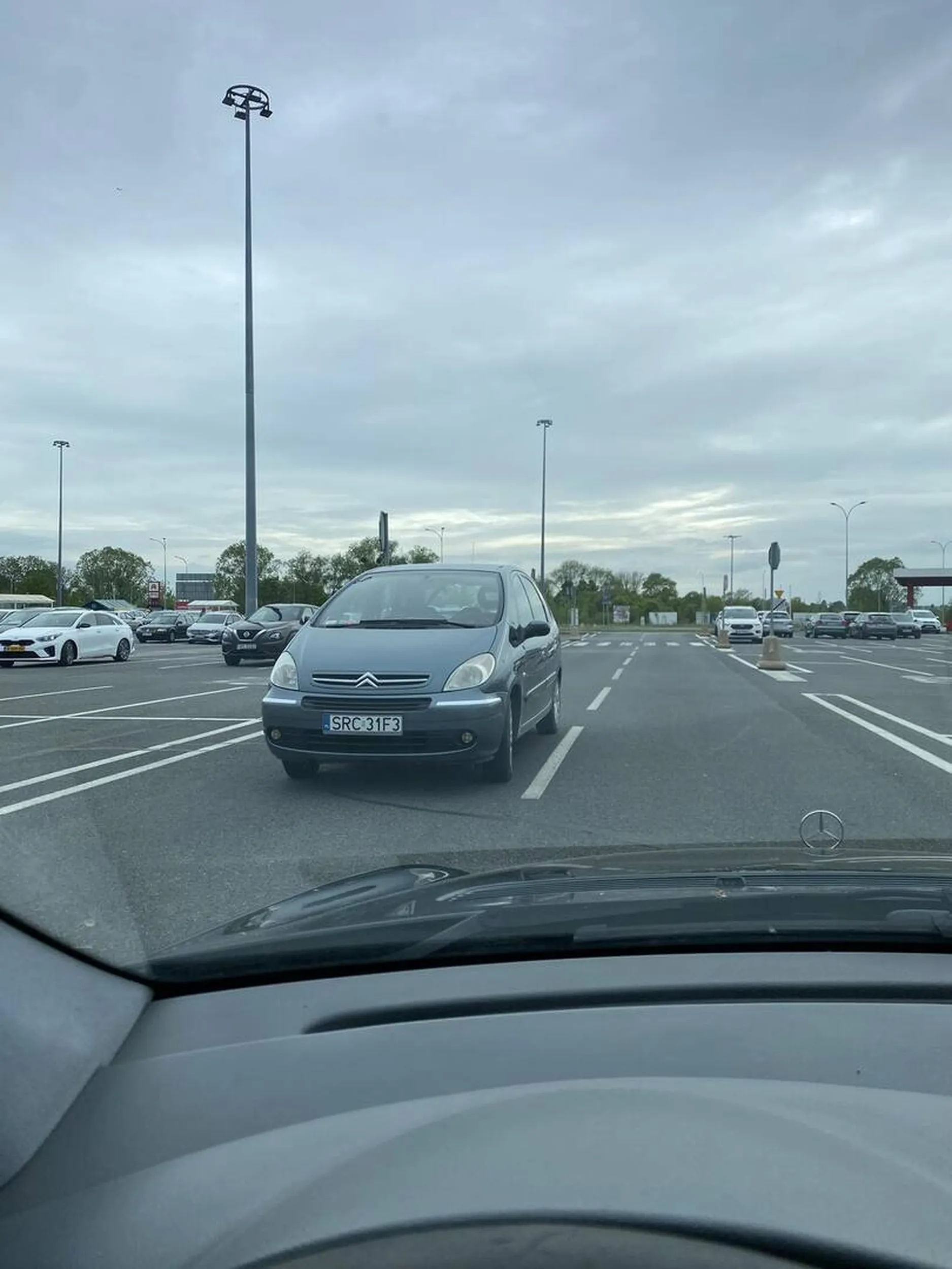 Droga przy markecie Auchan, dookoła pełno miejsc, ale as zaparkowała na pasie ruchu geniusz xD