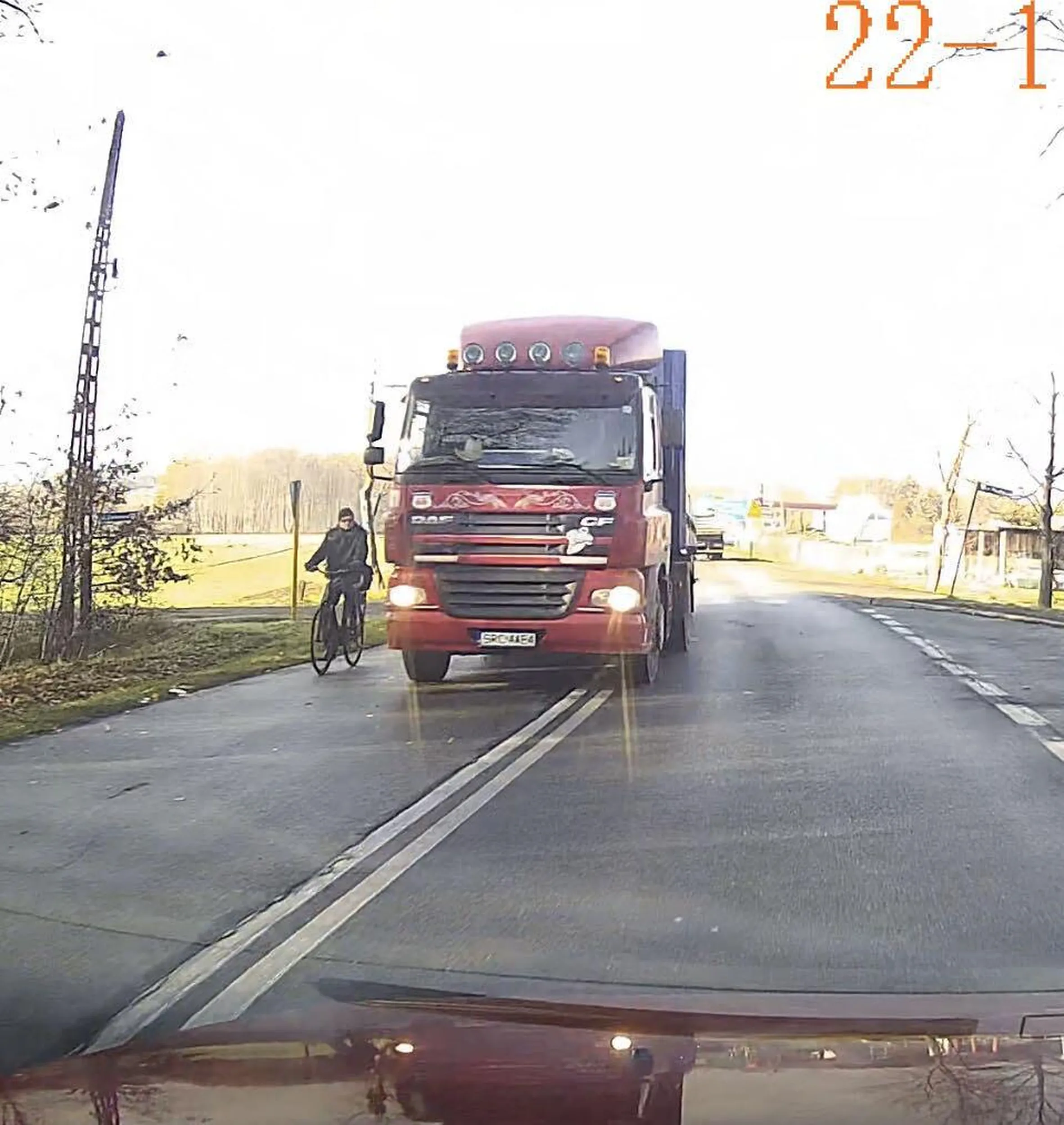 "Zawodowy kierowca" jedzie na czołówkę i wyprzedza rowerzystę na gazetę.