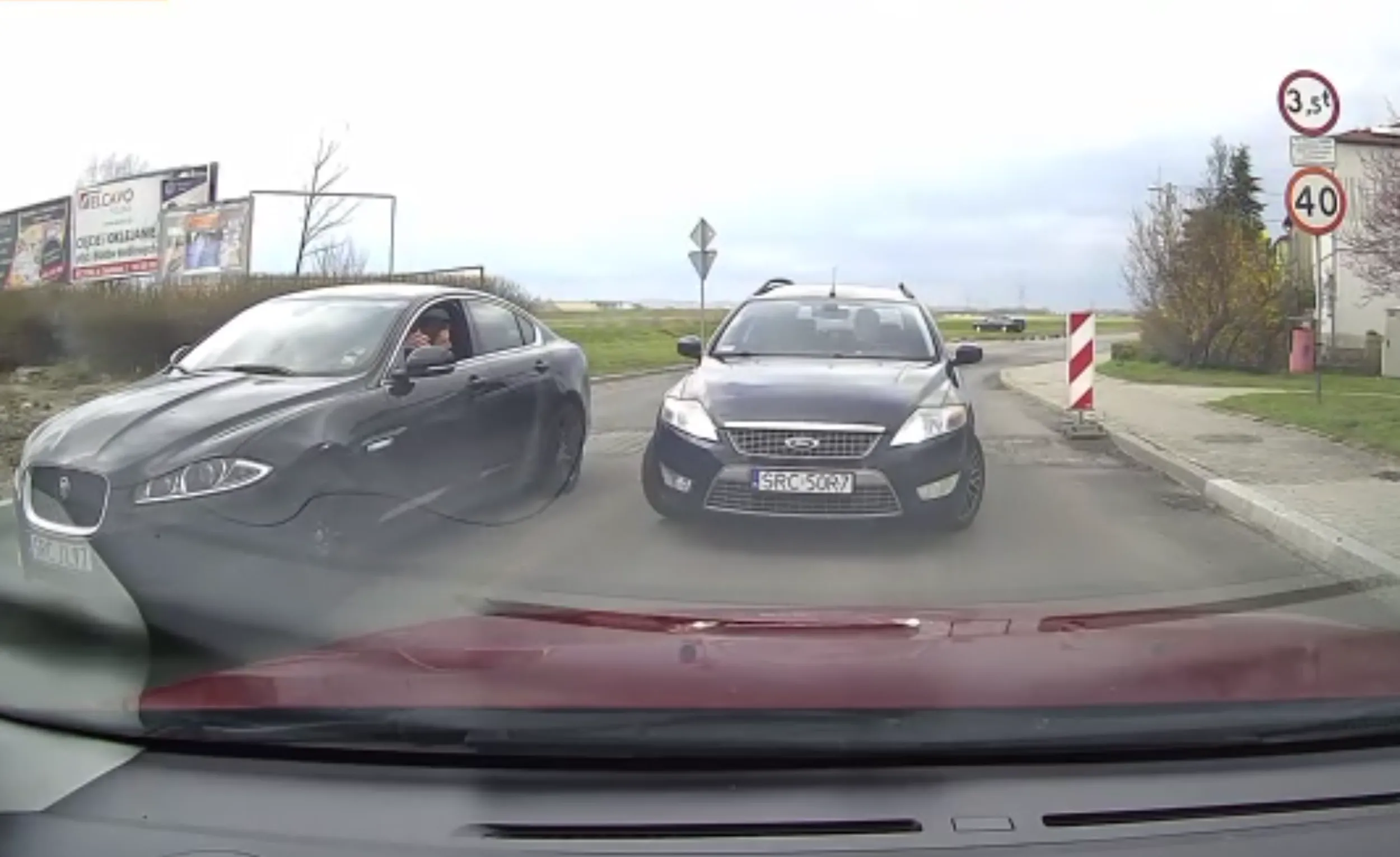 Kierowca jeździ pod prąd.