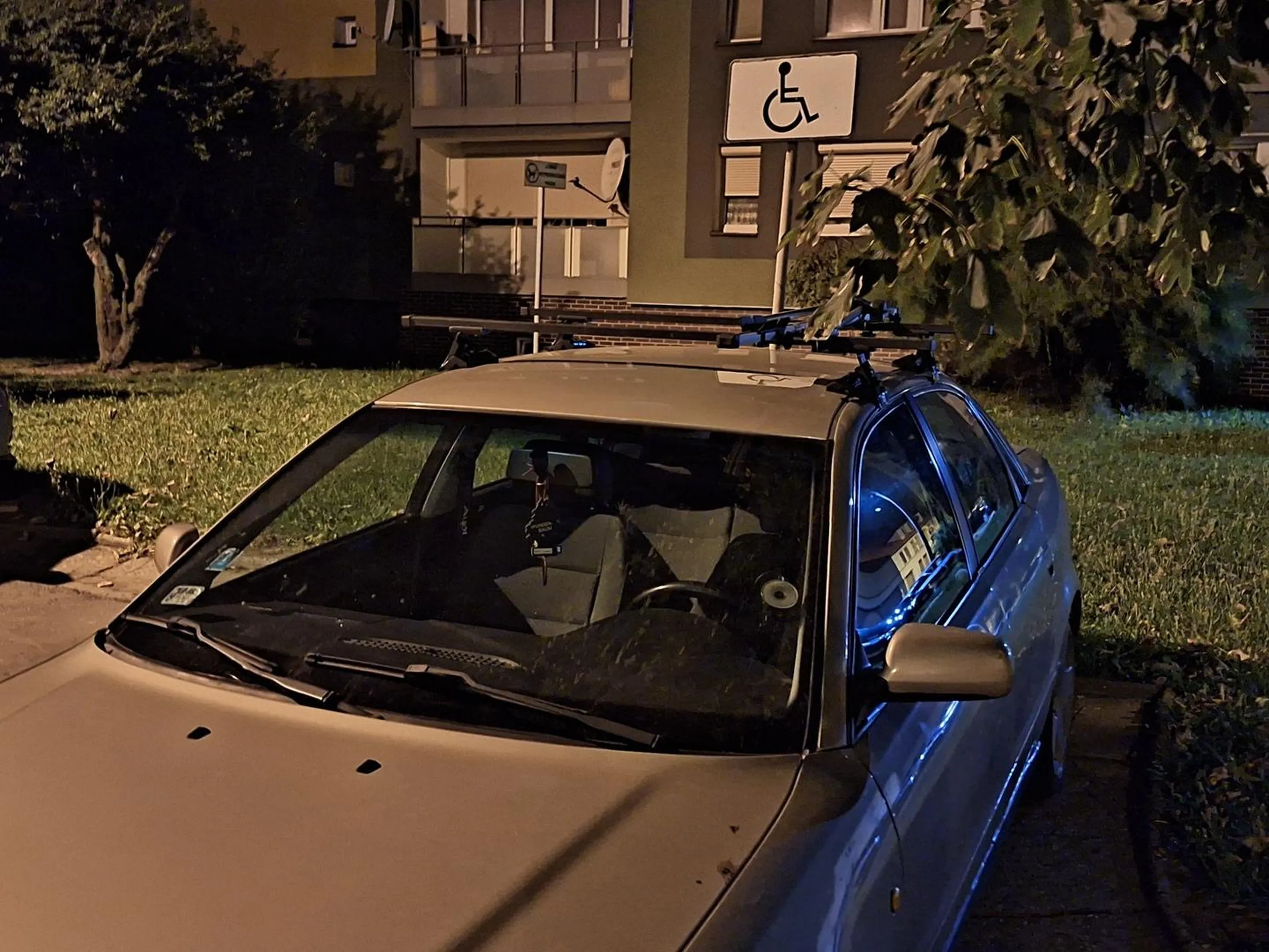 No raczej nie inwalida. Ale widać  że  dla wygody lubi parkować jak najbliżej klatki.