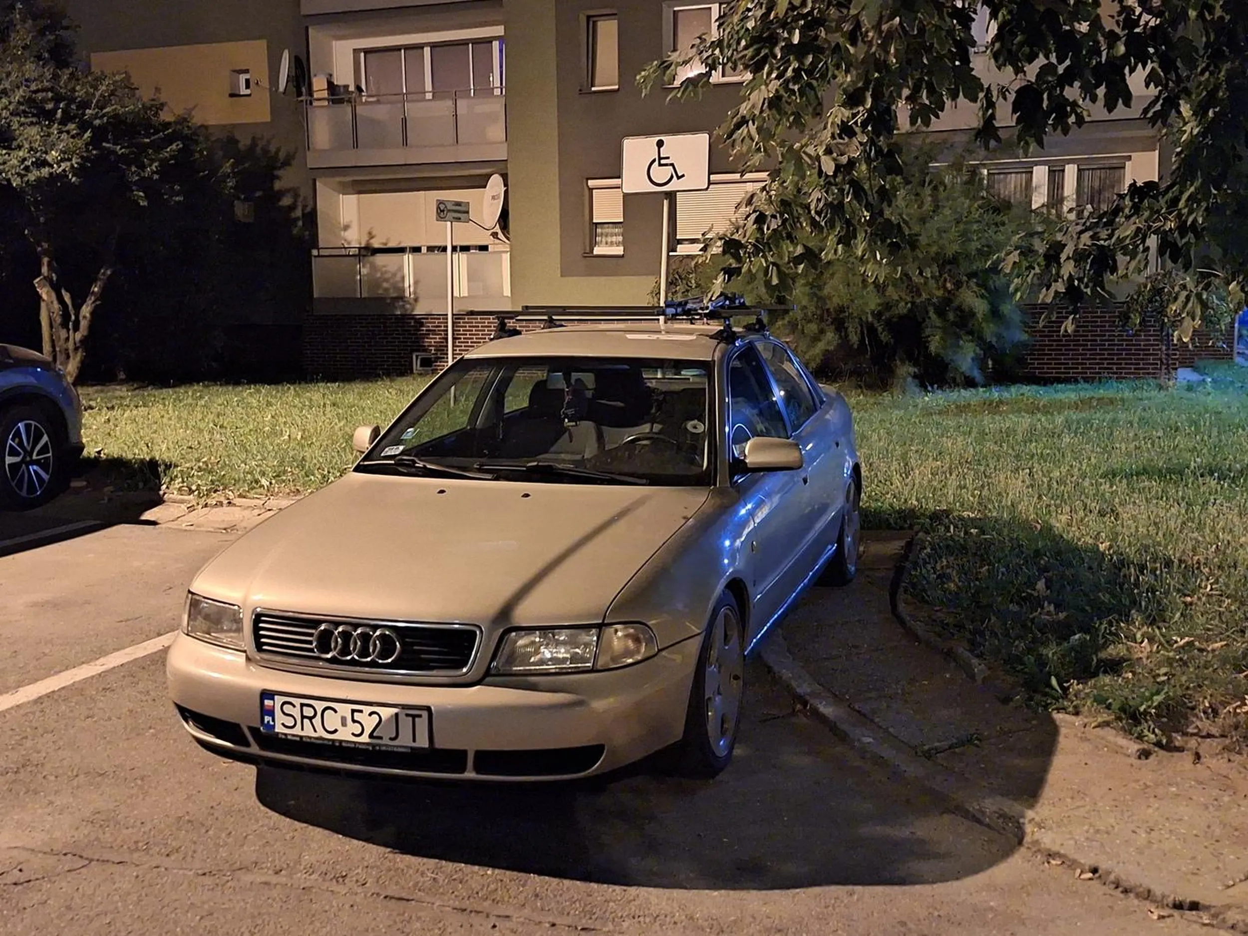 No raczej nie inwalida. Ale widać  że  dla wygody lubi parkować jak najbliżej klatki.