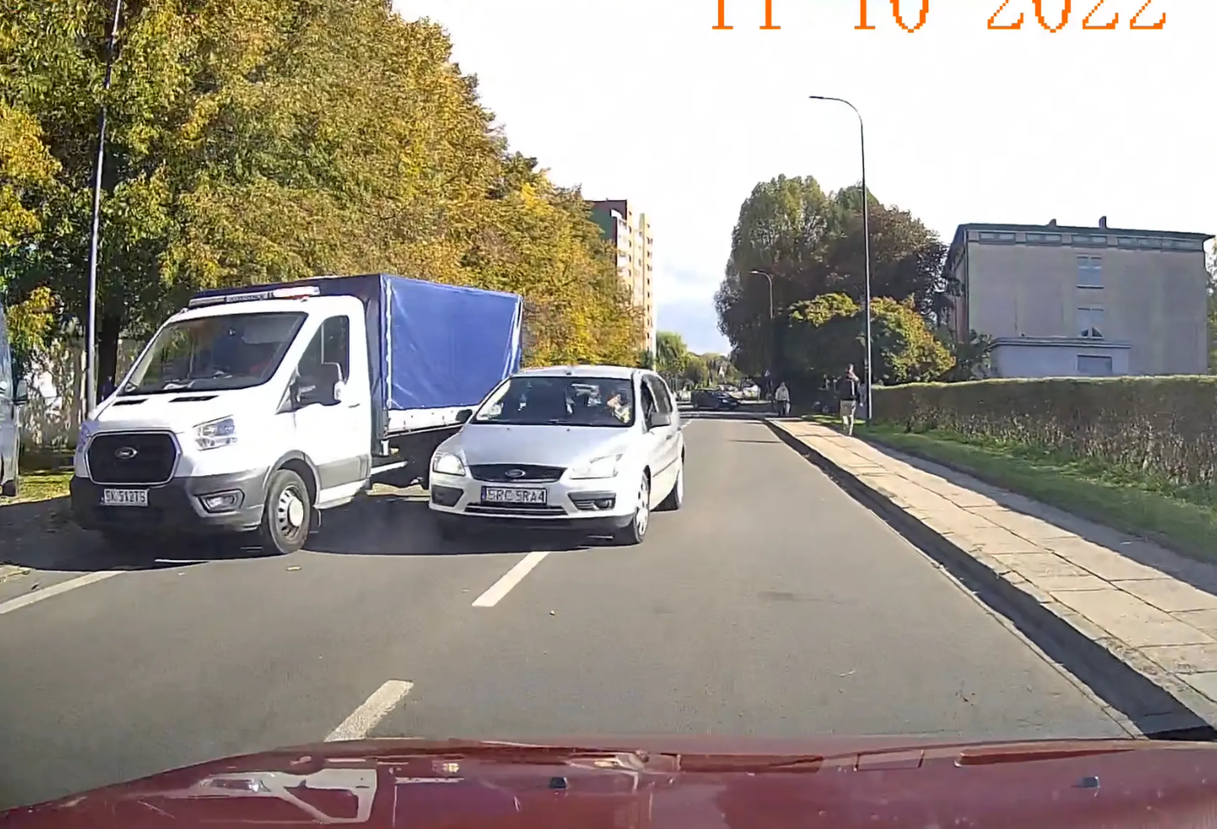 Kierowca wymusza pierwszeństwo na zwężeniu.