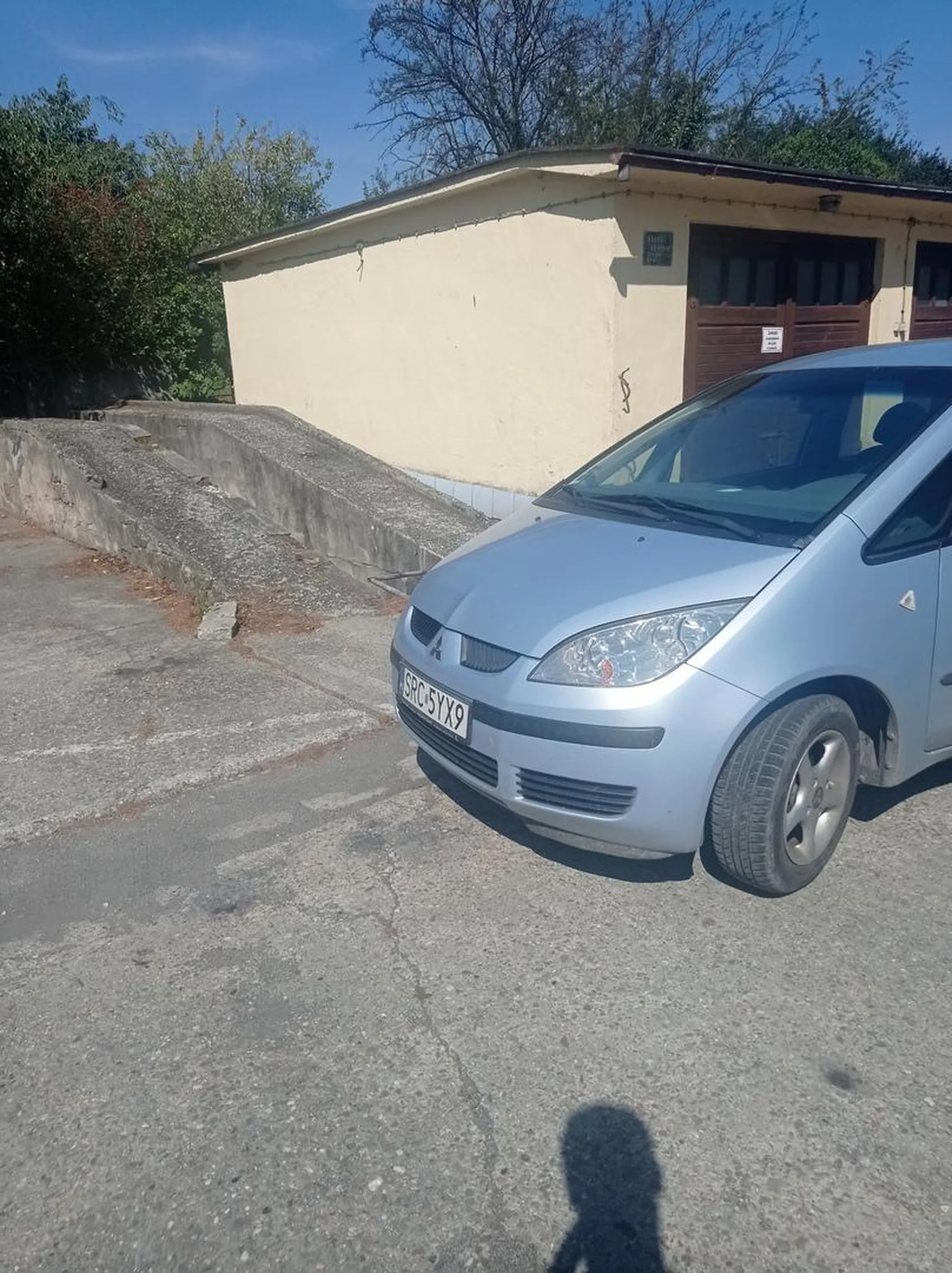 Cały plac wolny a on zastawił jedyny publiczny kanał w mieście