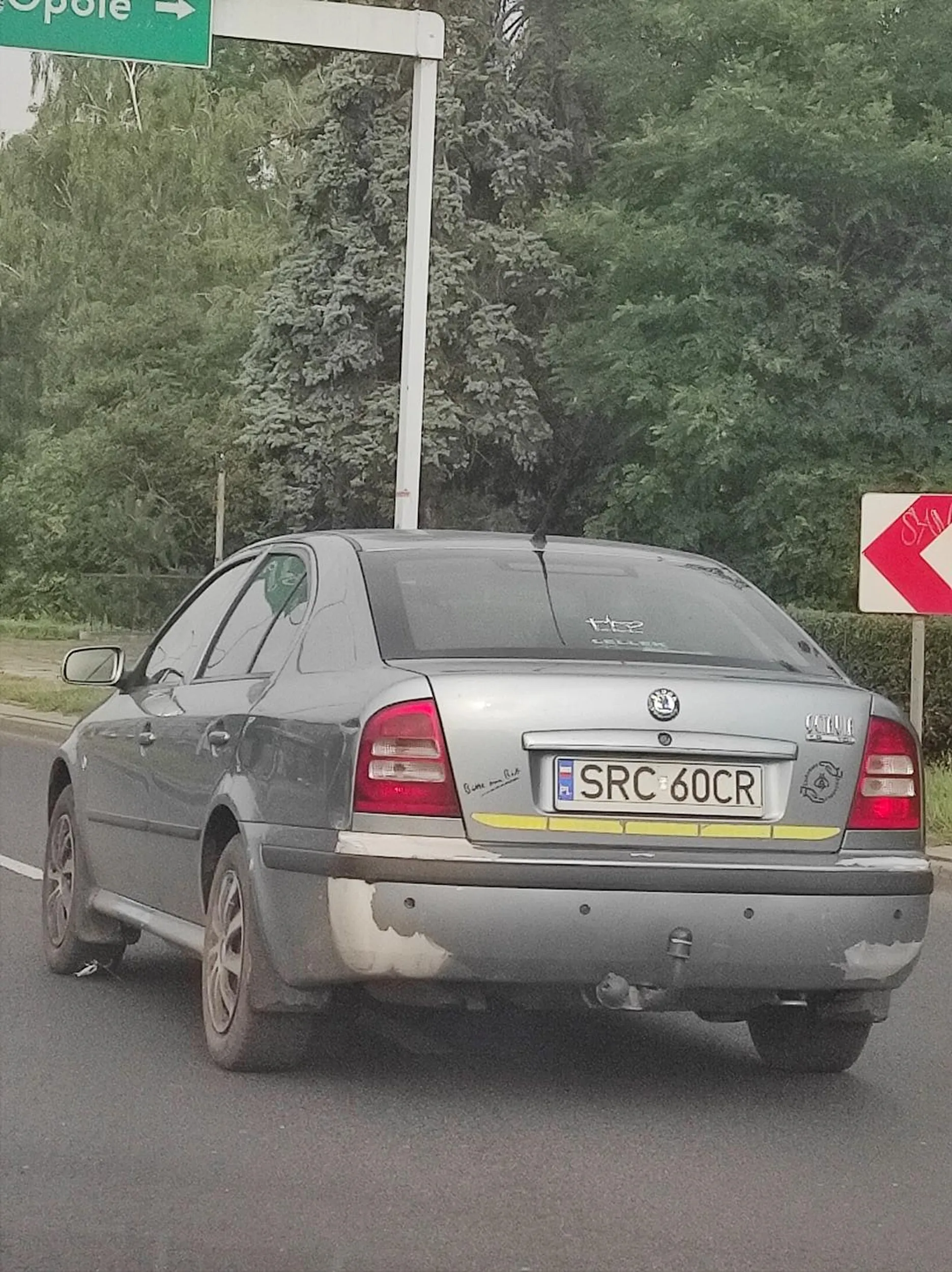 !!!!!UWAGA!!!!!1.Gość wymusza pierwszeństwo szuka widocznie kozła ofiarnego . 2 . Gość się zaczymuje na środku ronda i wysiada z pojazdu .