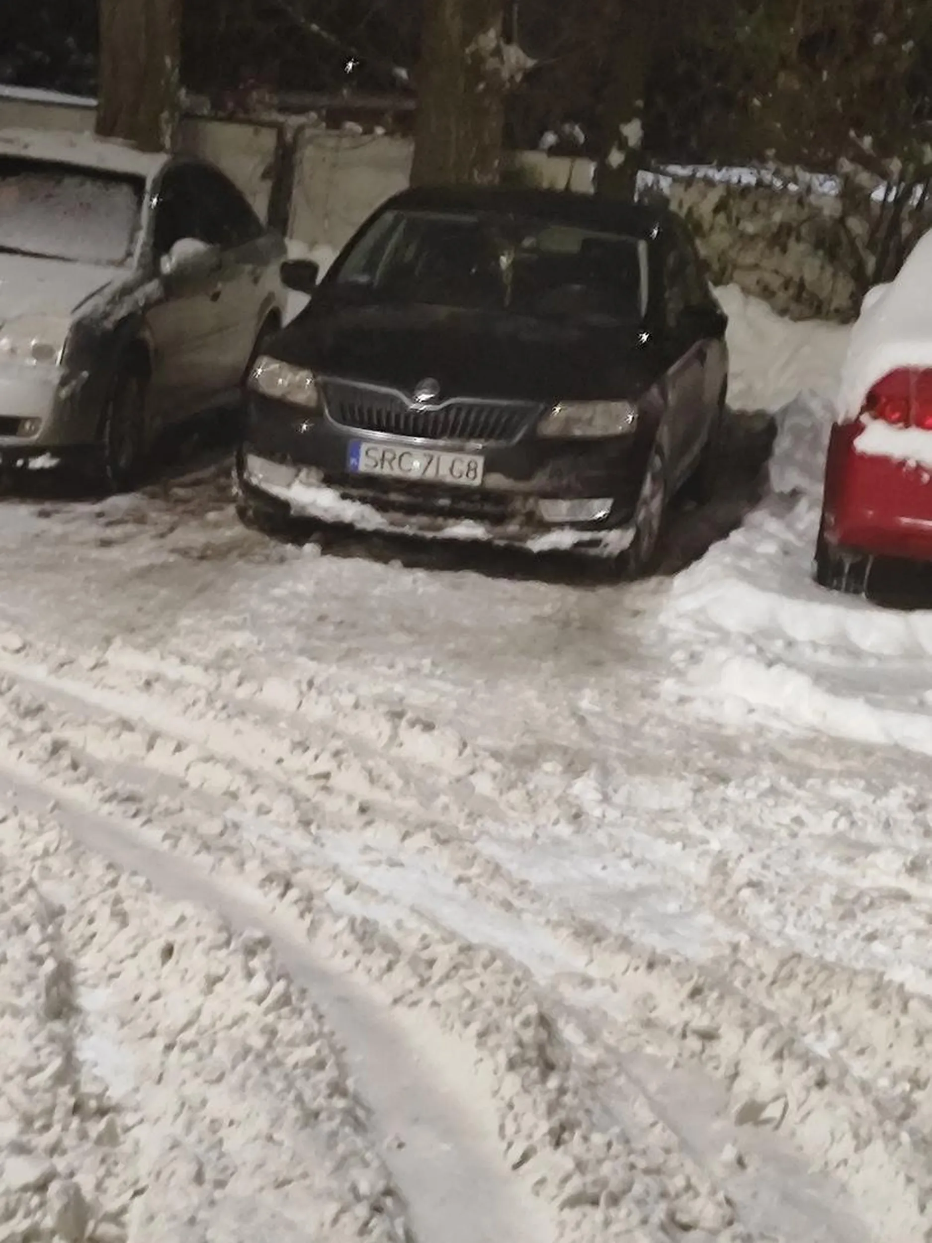 Najpierw się wróć na kurs prawa jazdy w później machaj rękami z pretensjami. Manewr cofania jest ostatni w kolejności, nie pierwszy ;) poza tym nie wolno blokować przejazdu innym. Nie pozdrawiam, przypadkowy przechodzień.