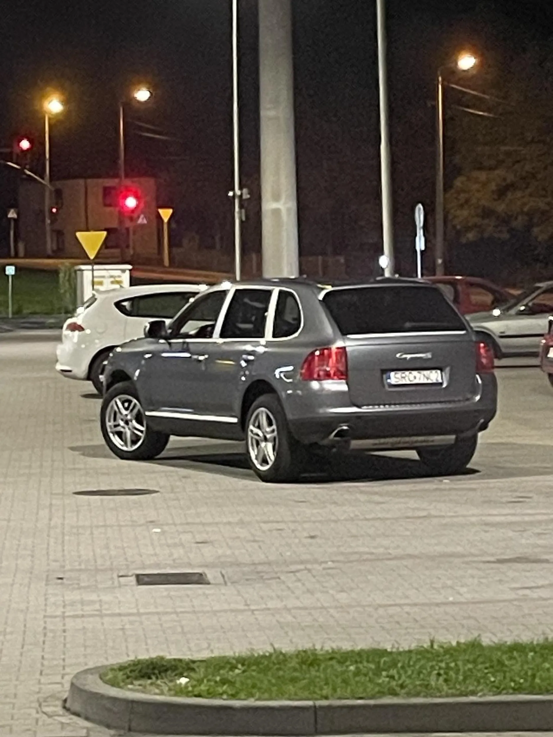 Kierowca nie potrafi poprawnie zaparkować pojazdu uprzedzając kierowcę że źle zaparkował odpowiedział ze jeździ Porsche i wszystko mu wolno