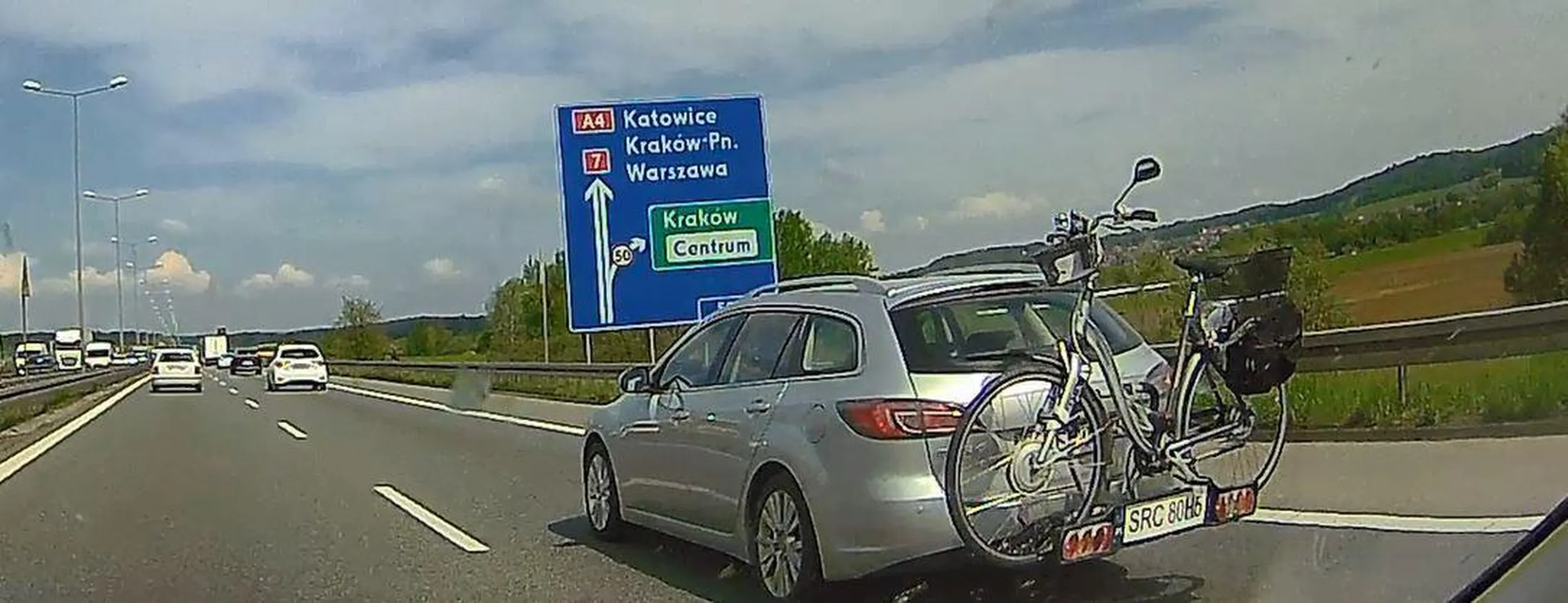 Gość zrobił sobie tablicę rejestracyjną z kartonu i tak jeździ po kraju.