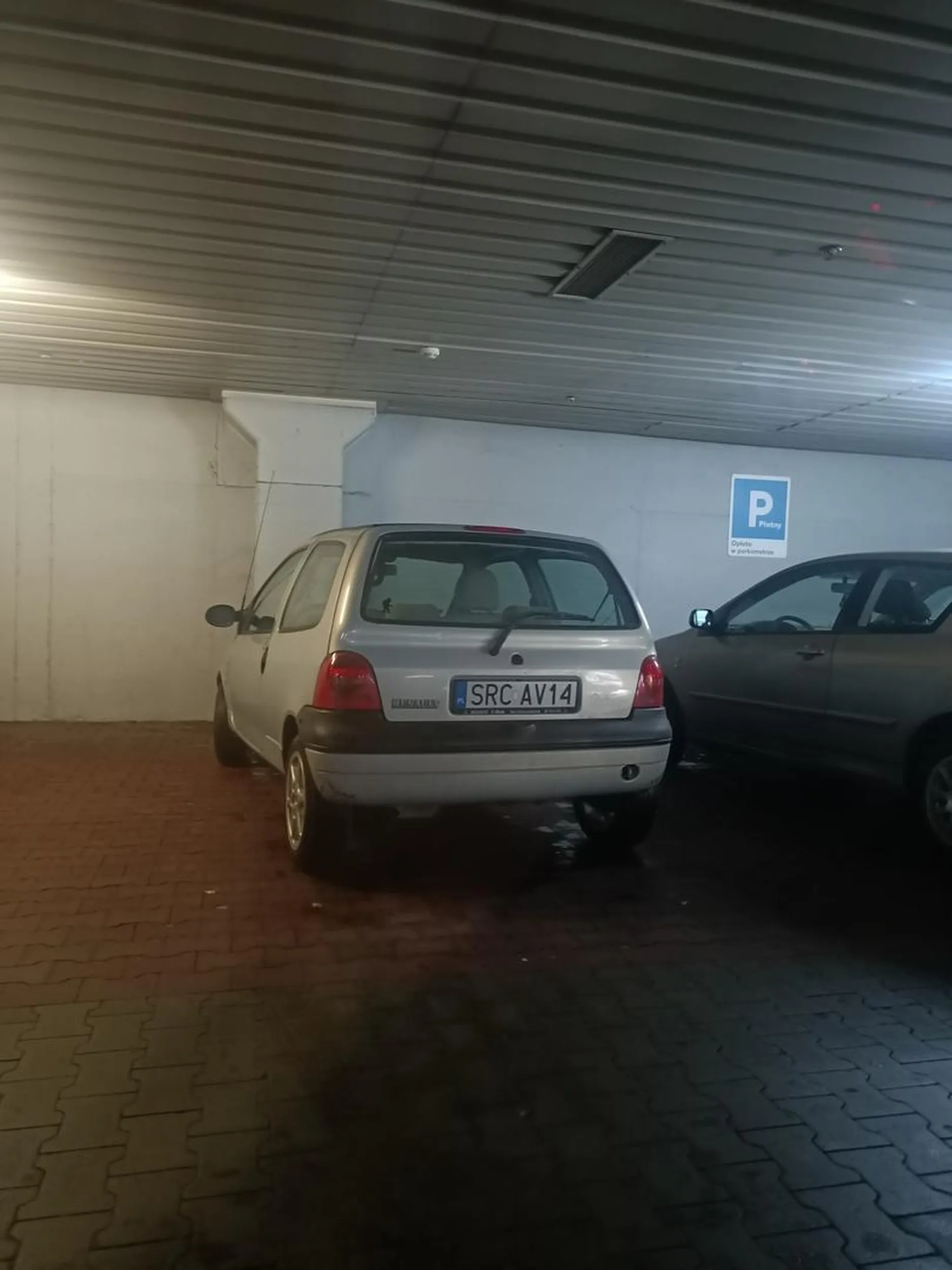 Kierowca Twingo zaparkował na 2 miejscach parkingowych