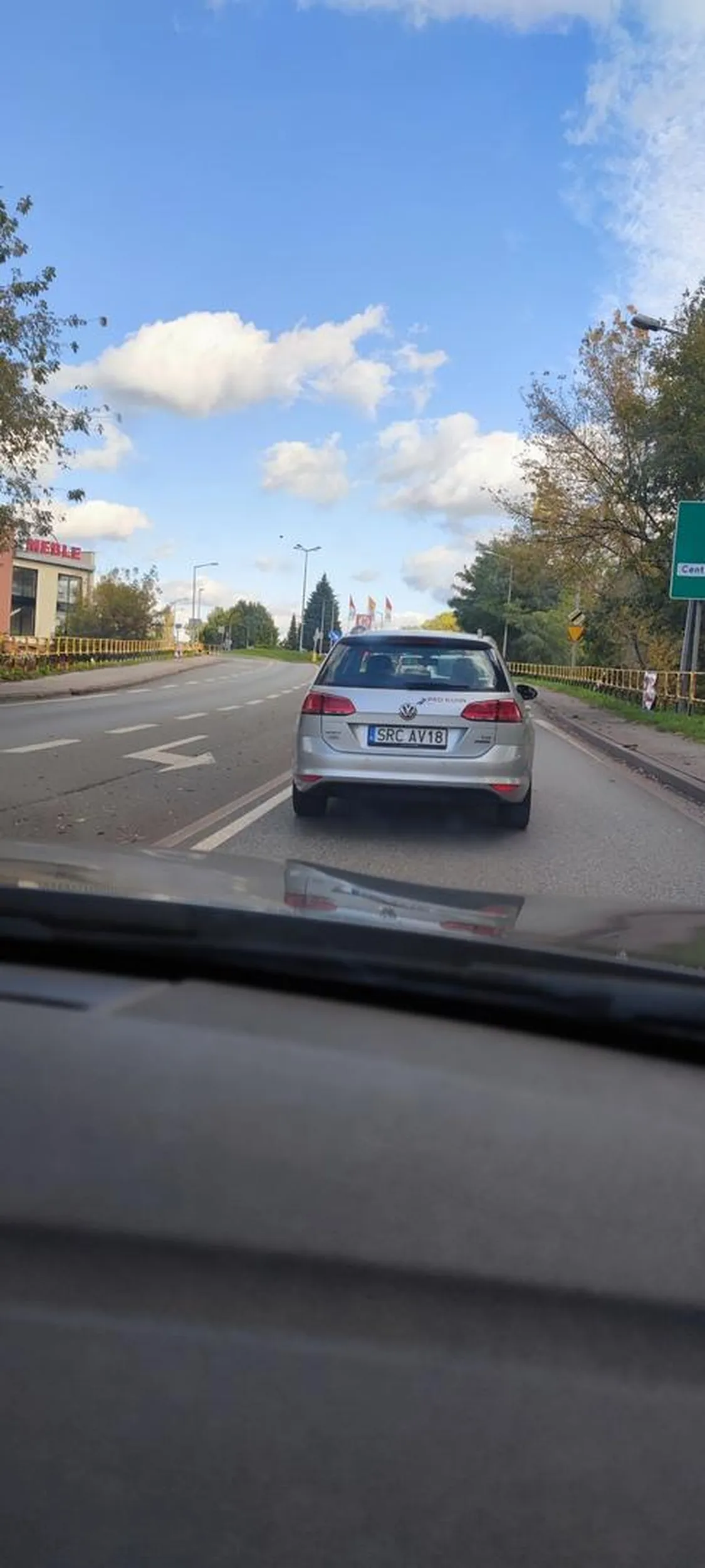 Wyprzeda w zakazanym miejscu i na siłę wciska się między auta. Nie polecam tego użytkownika dróg