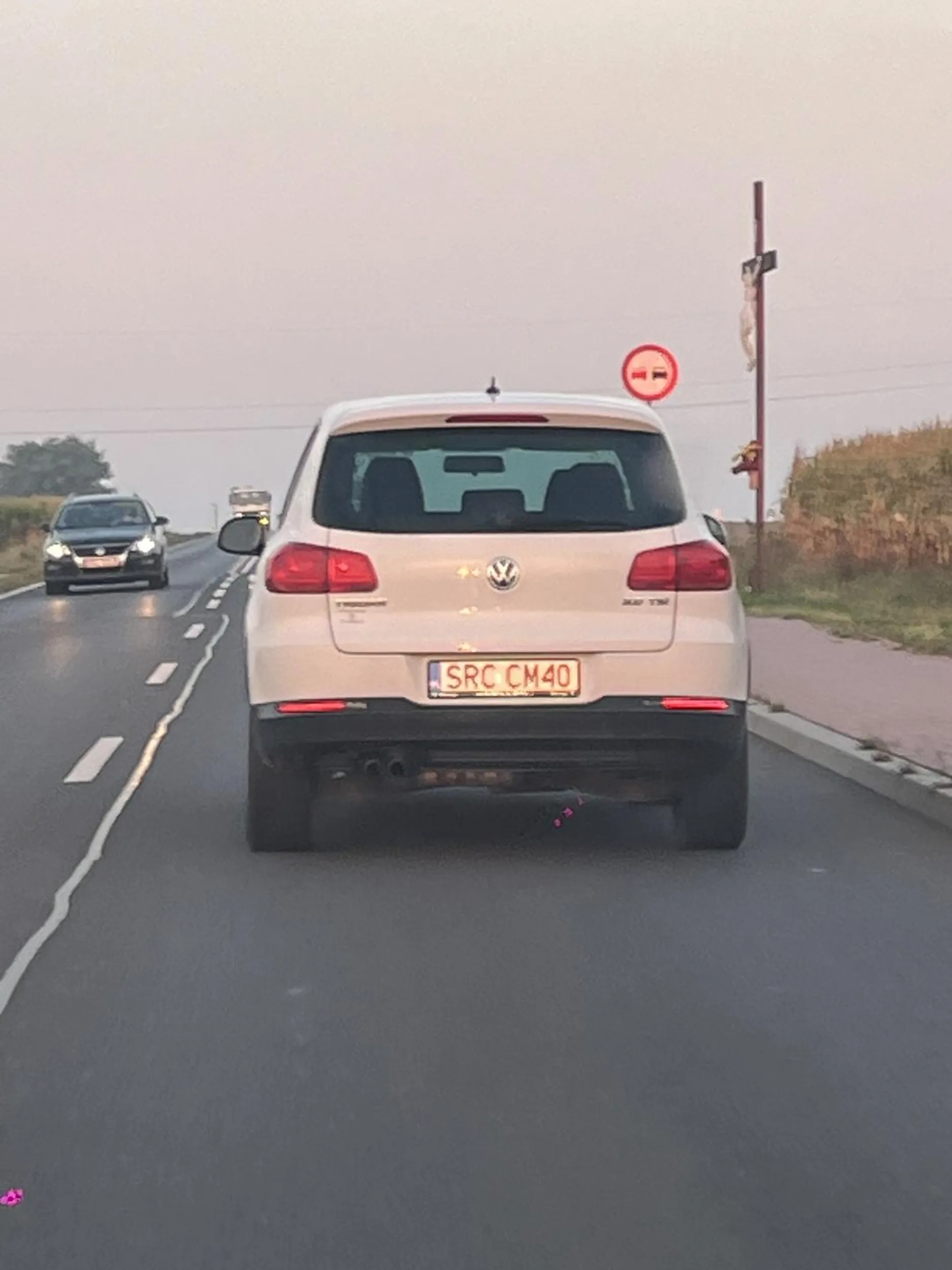 Pozdrawiam amebę z białego Tiguana. Kim trzeba być żeby przy prędkości 90km/h hamować i stwarzać realne zagrożenie. Podkreślam że temu kierowcy nic nie wyskoczyło przed maskę. Także jeśli szukasz barana na stłuczkę to nie tu. Pozdrawiam cie serdecznie jeśli to czytasz.