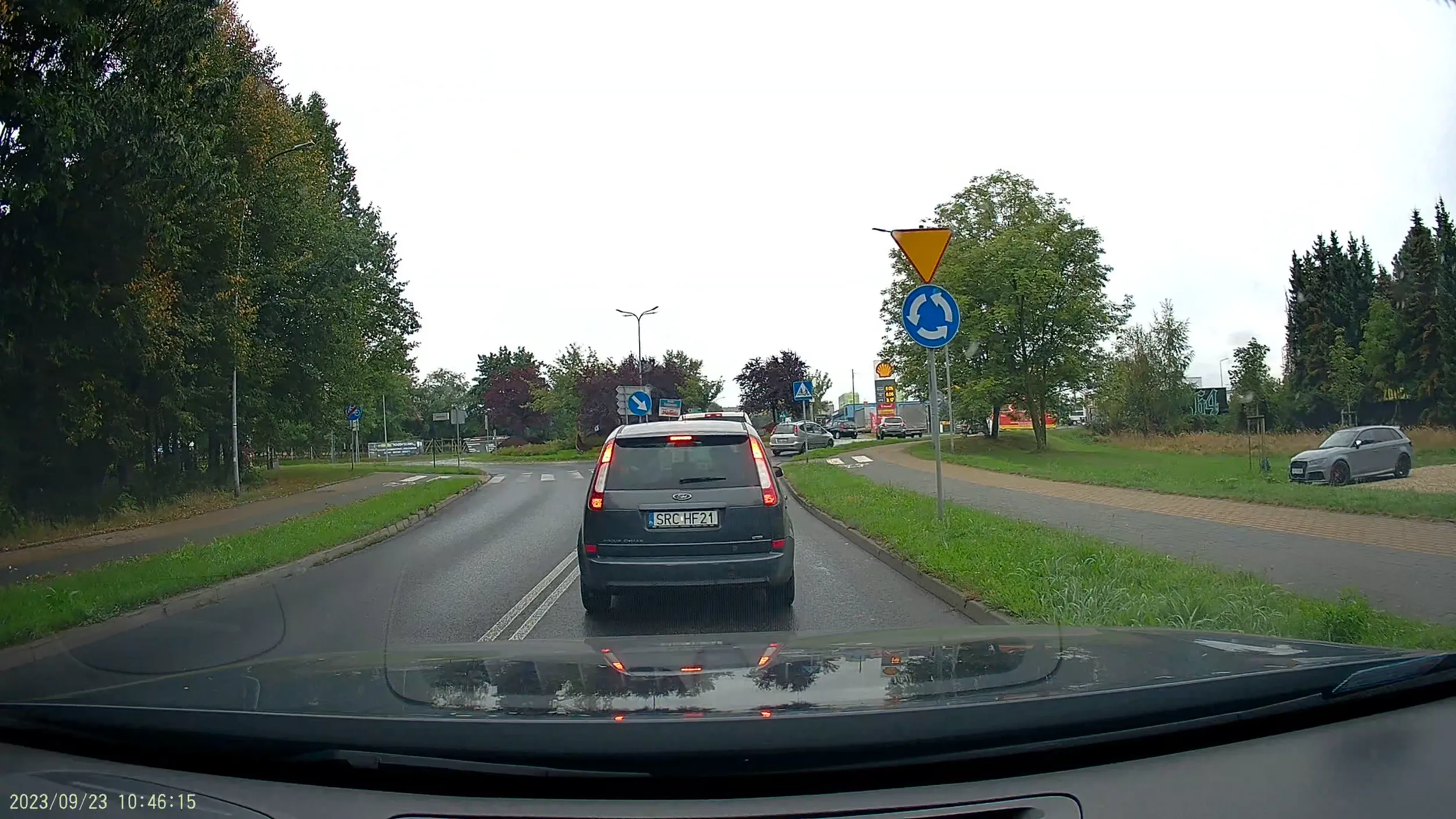 W rybniku przy ul. Henryka Mikołaja Góreckiego w dniu 23.09.2023r kierowca wyrzuca śmieci (prawdopodobnie pety) przez szybę.