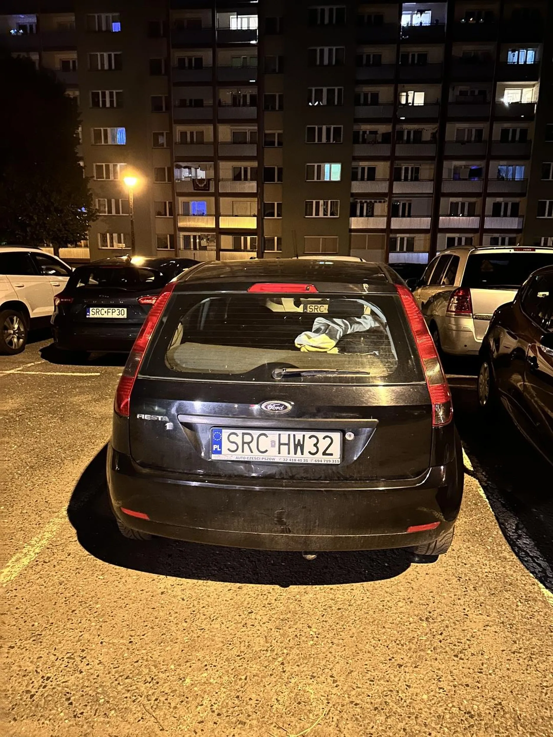 Osoba notorycznie zajmuje płatne miejsca parkingowe, nie jest to pierwszy raz, gdy moje miejsce jest zajęta. Nie pozdrawiam